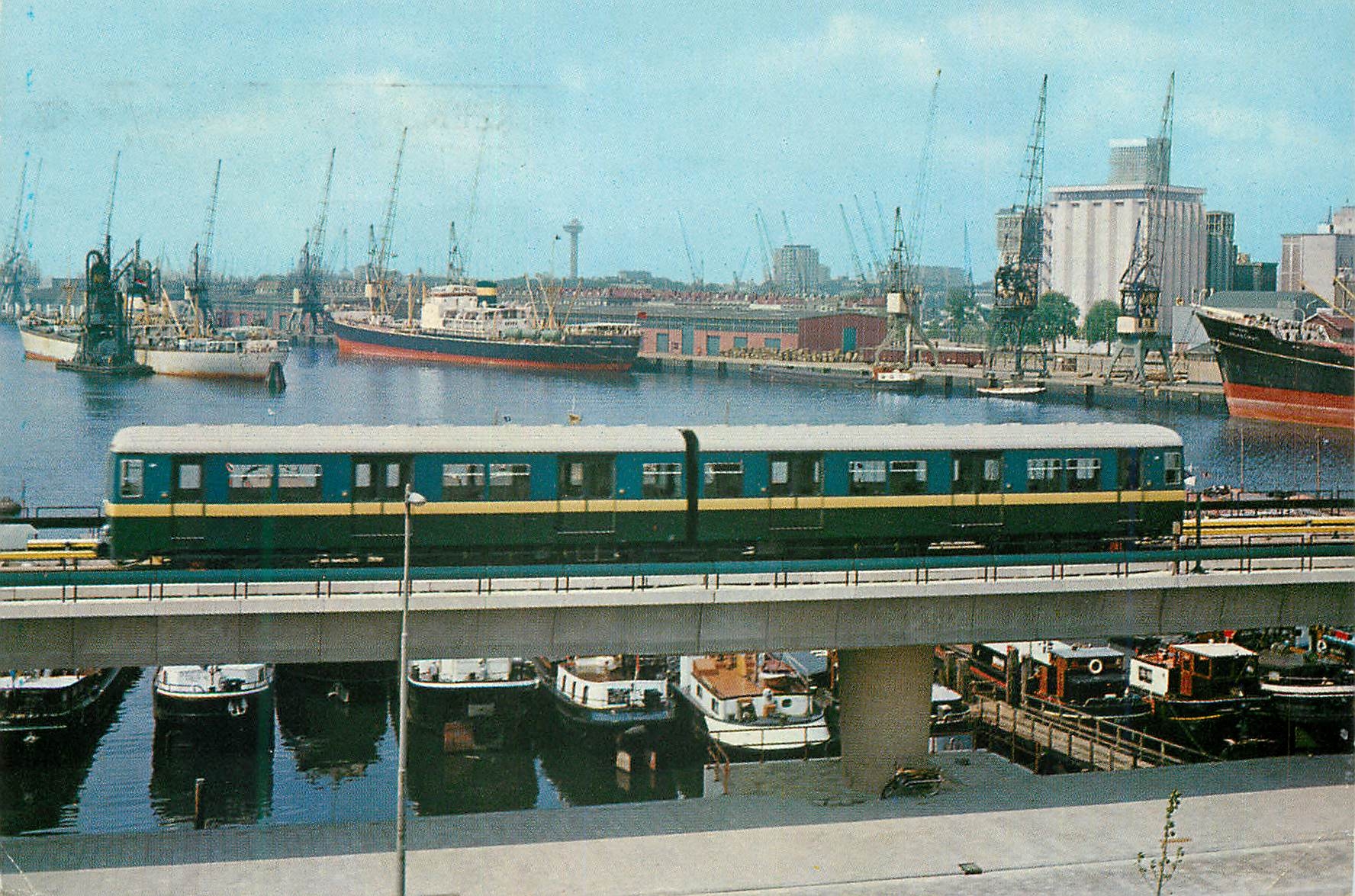 Rotterdam / Hollande — Le « Metro » sur le viaduc au port — H.O. de Bruijn