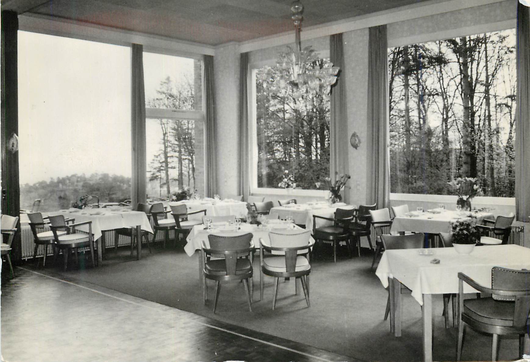 Salle à manger du Park hotel Val-Monte — vue sur forêt — Golden Tulip Bondes