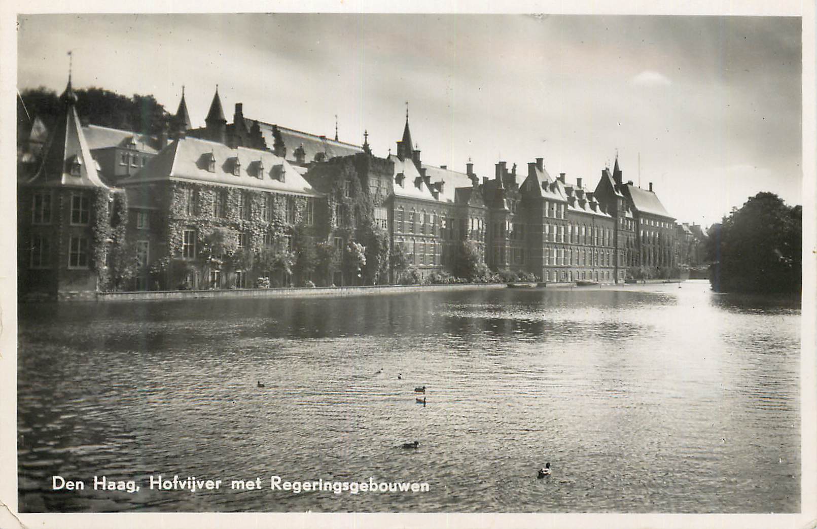 CPM Den Haag Hofvijver met Regeringsgebouwen