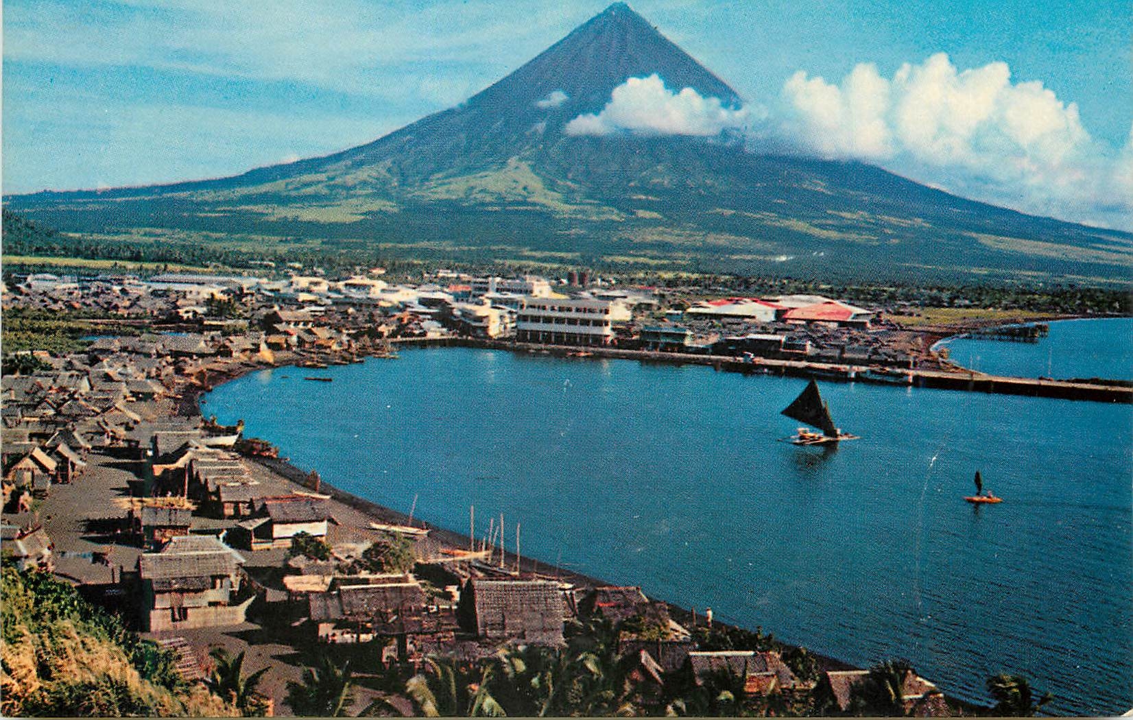 CPM Philippines The volcanic peak Mt Mayon near Legaspi