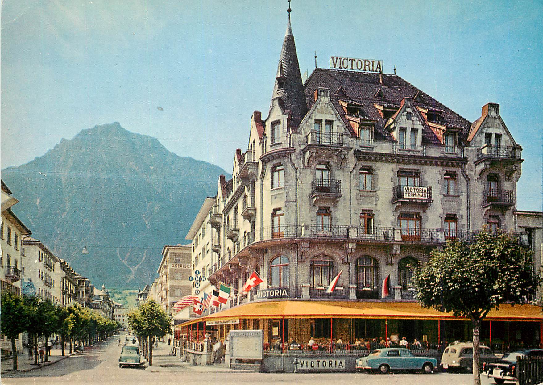 CPM Hotel Victoria en face de la gare Valais Schweiz