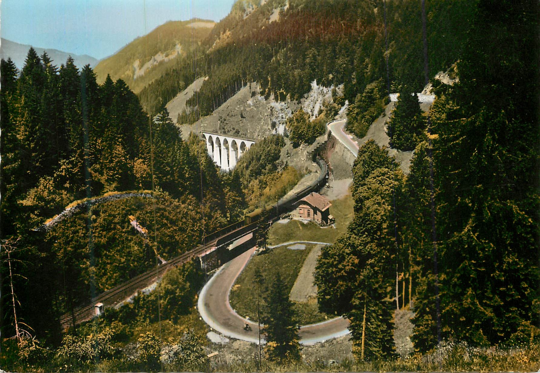 Val d'Enfer — Viaduc et train dans les montagnes — Éditeur : ROMACOLOR