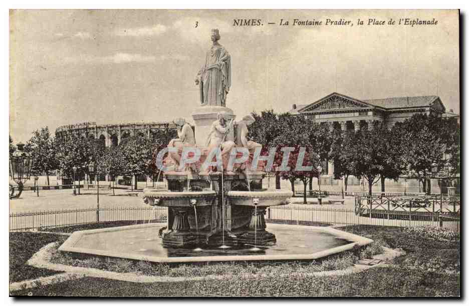 Nimes CPA La fontaine Pradier la place de l esplanade