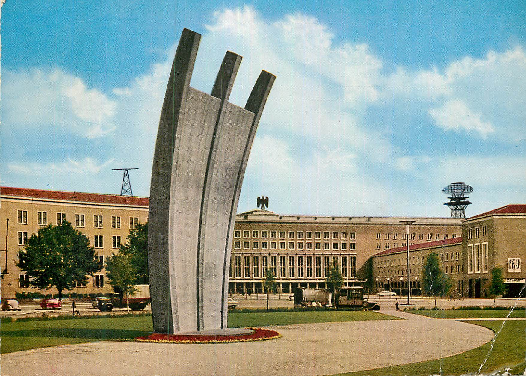 CPA Luftbrucken-Denkmal