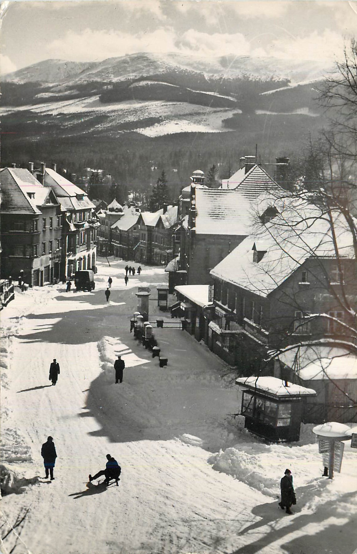 Szkłarska Poręba — vue hivernale avec montagnes enneigées — éditeur P.T.T.K. ZAKŁAD WYTWÓRCZY WE WROCŁAWIU
