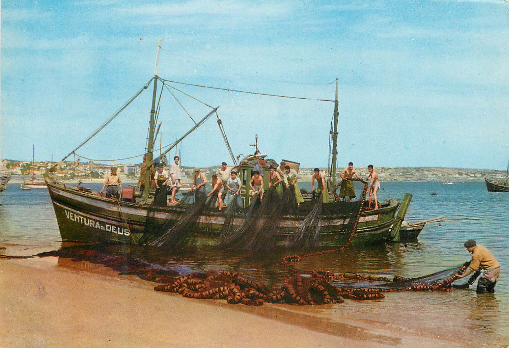 CPM Fisherman shaking nets Cascais Bateau de peche