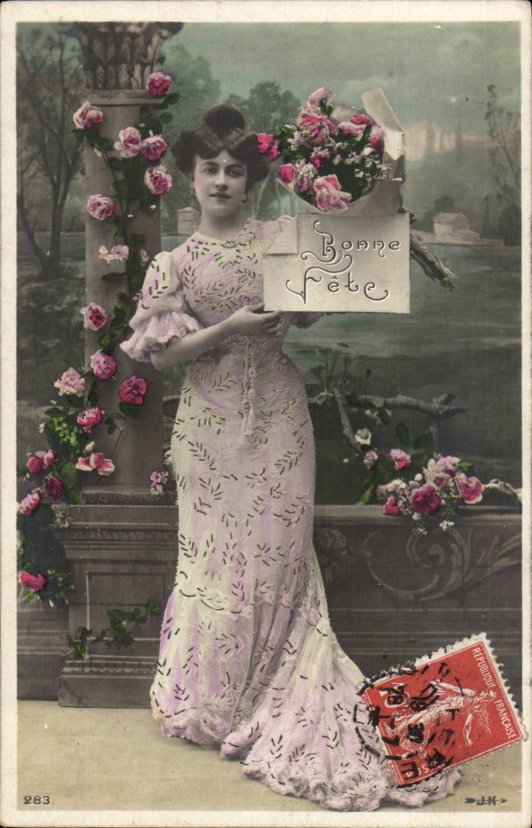 Mujer en vestido de noche — con un ramo de flores y una tarjeta 'Feliz Cumpleaños' — editor J.K. n° 283