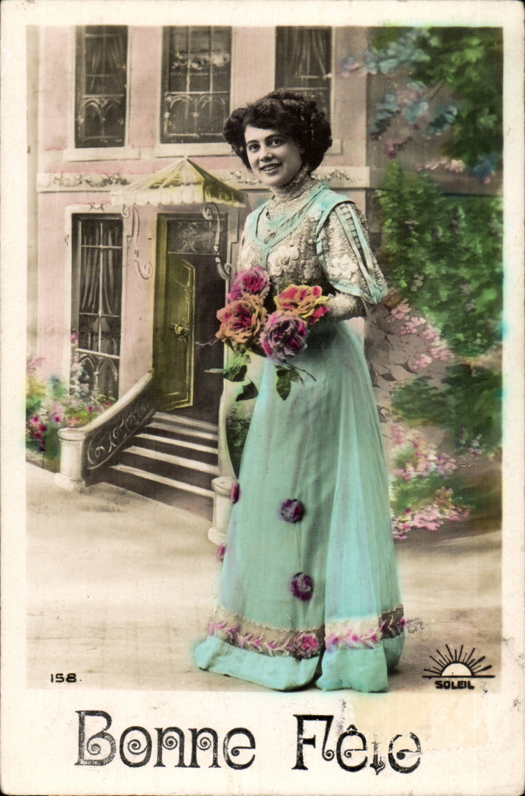 Mujer en vestido de color azul pálido sosteniendo un ramo — Feliz cumpleaños — Editor Soleil, n.º 158
