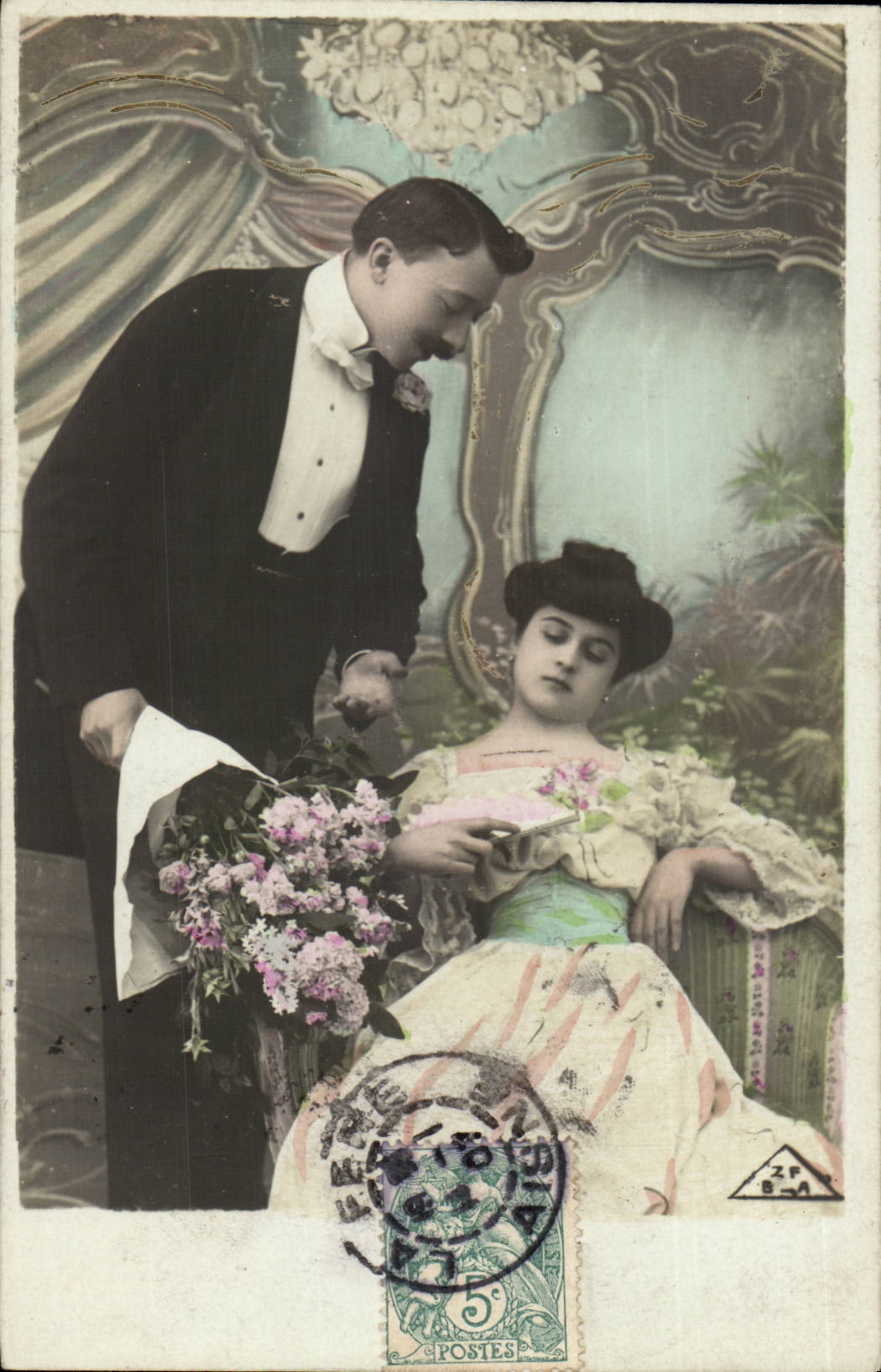 Un homme en smoking offrant des fleurs à une femme assise — éditeur ZF B-A