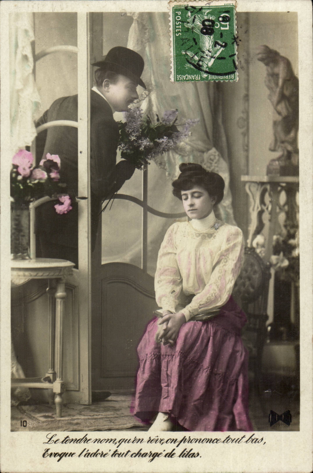 Un homme offrant des lilas à une femme assise — éditeur inconnu, n°10