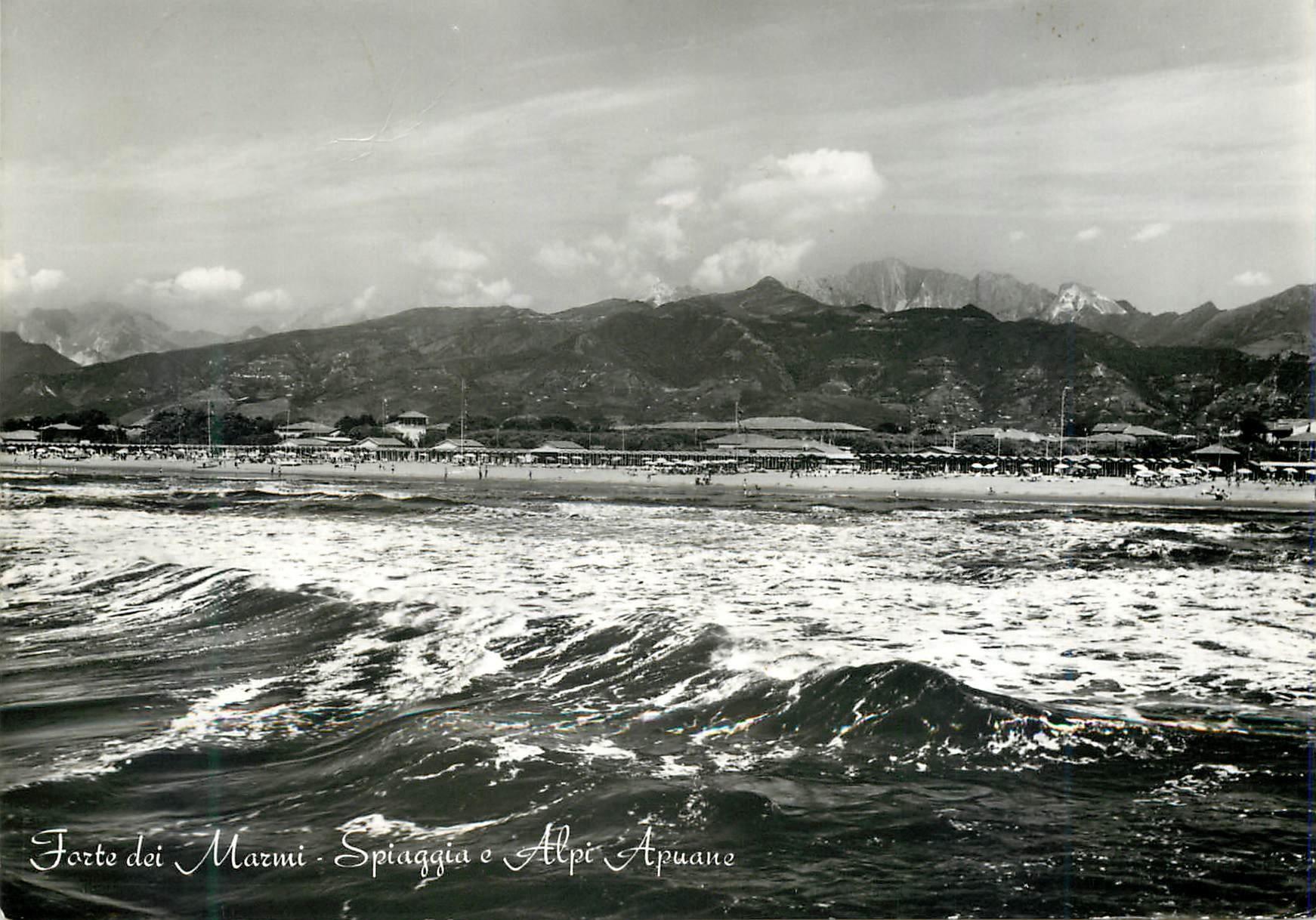 CPM Forte Dei Marmi La Plage et les Alpes Apuanes