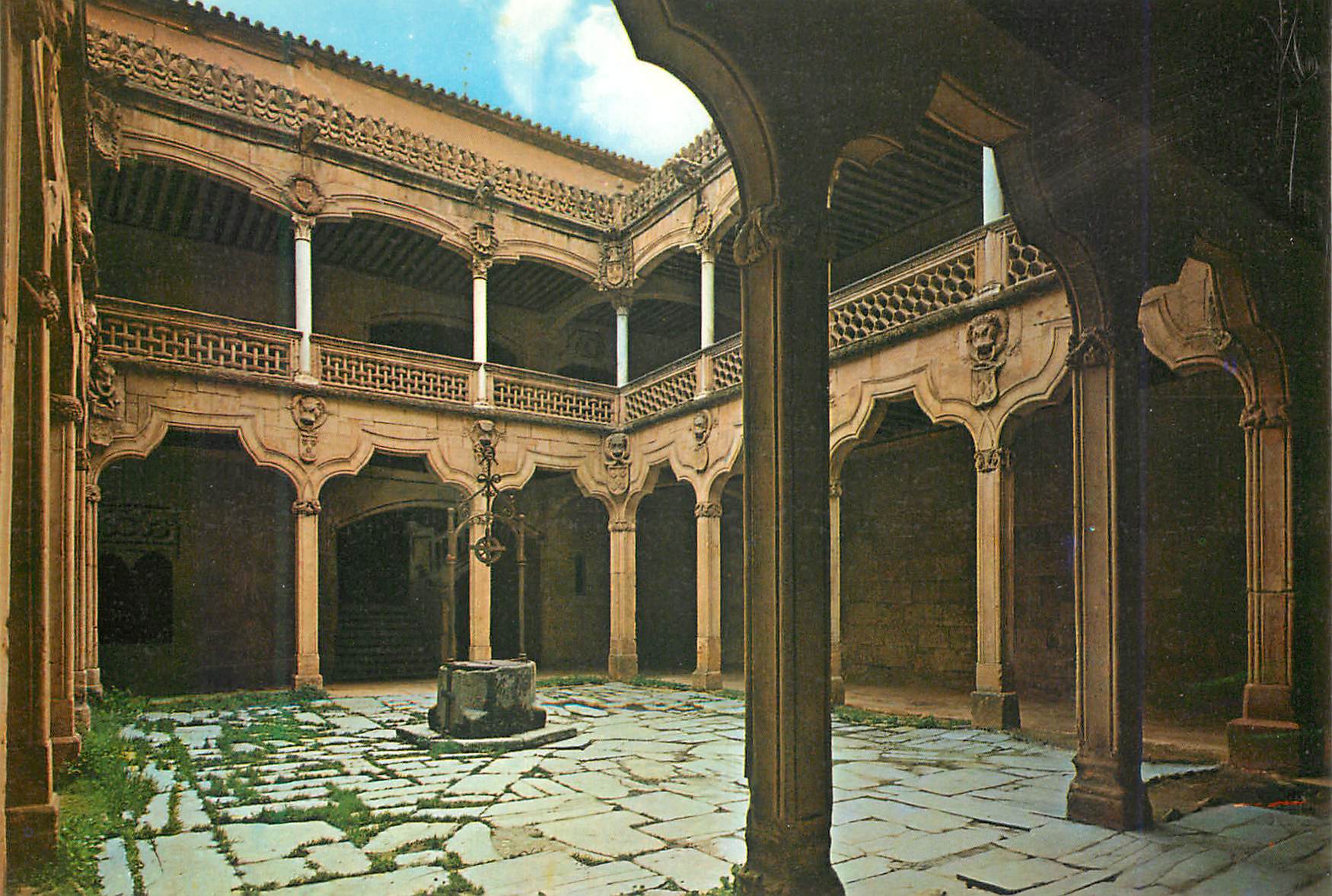 CPM Salamanca Cour de la Maison de les Coquilles
