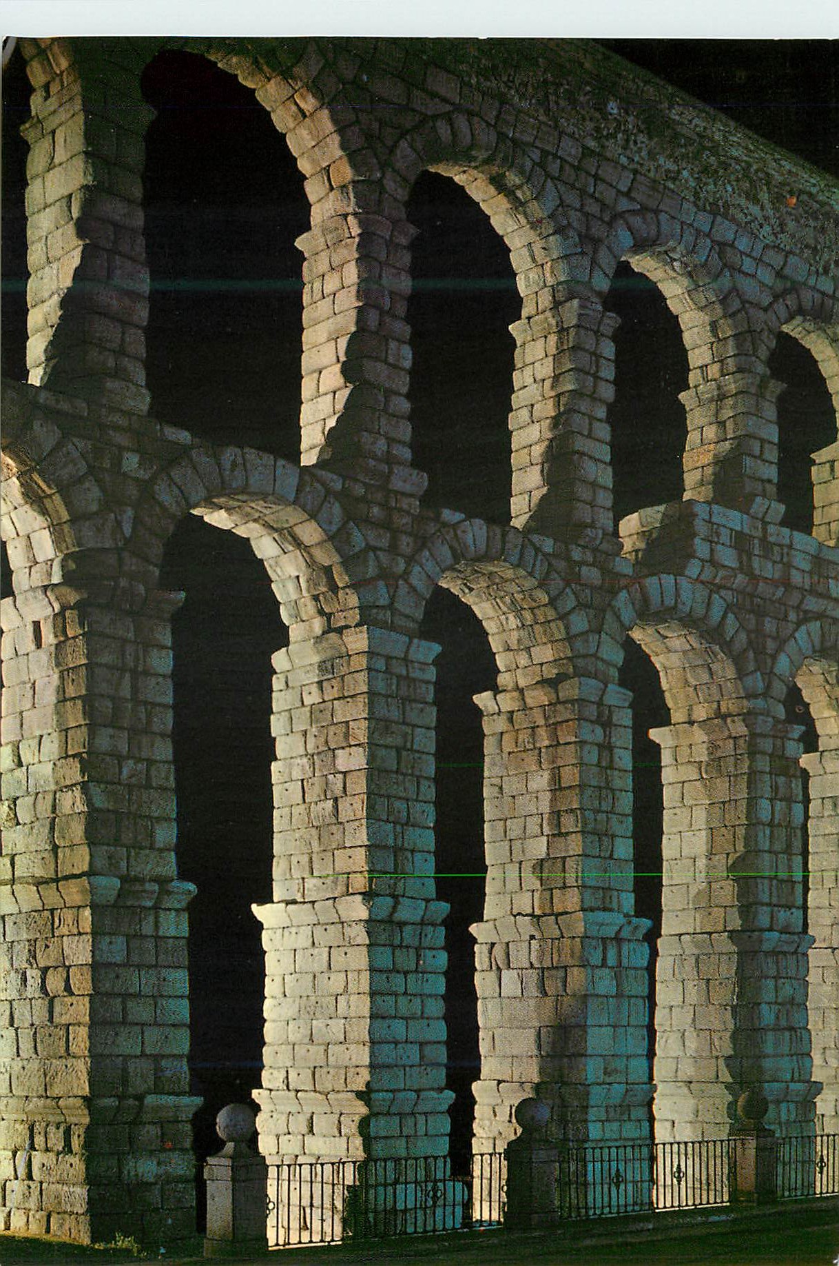 CPM Segovia detail de l'aqueduc vue nocturne