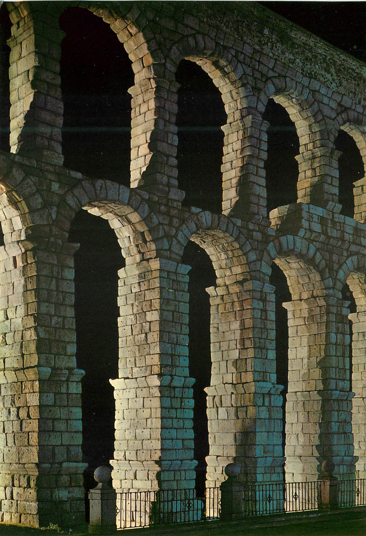 CPM Segovia detail de l'aqueduc vue nocturne