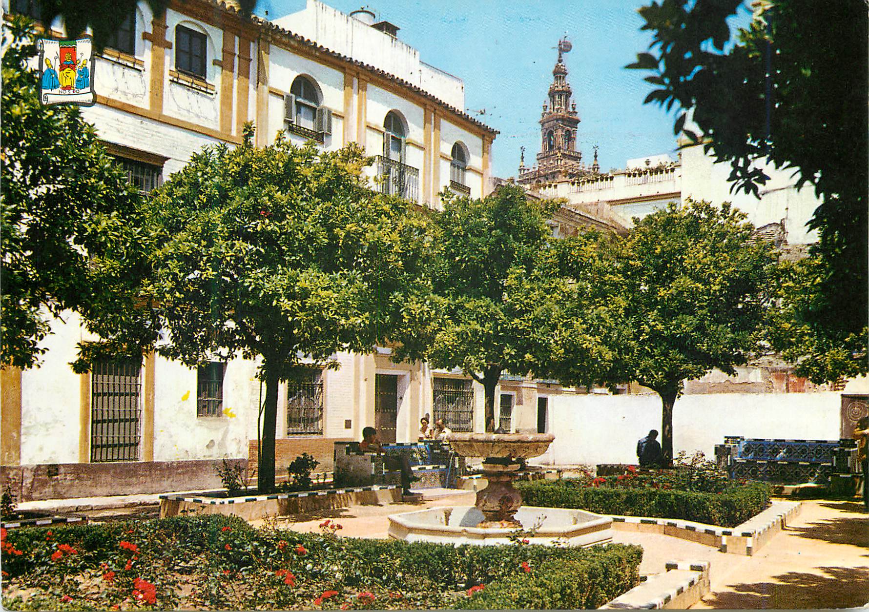 CPM Sevilla place de dra elvira giralda au fond