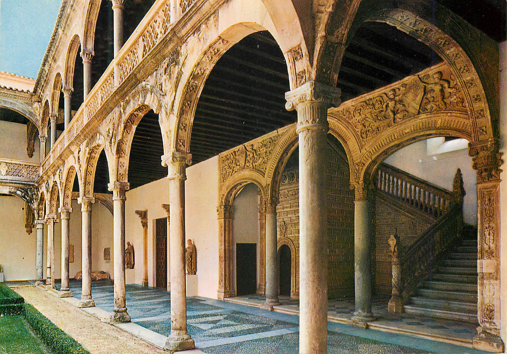 CPM Toledo Musee de Santa Cruz La cour