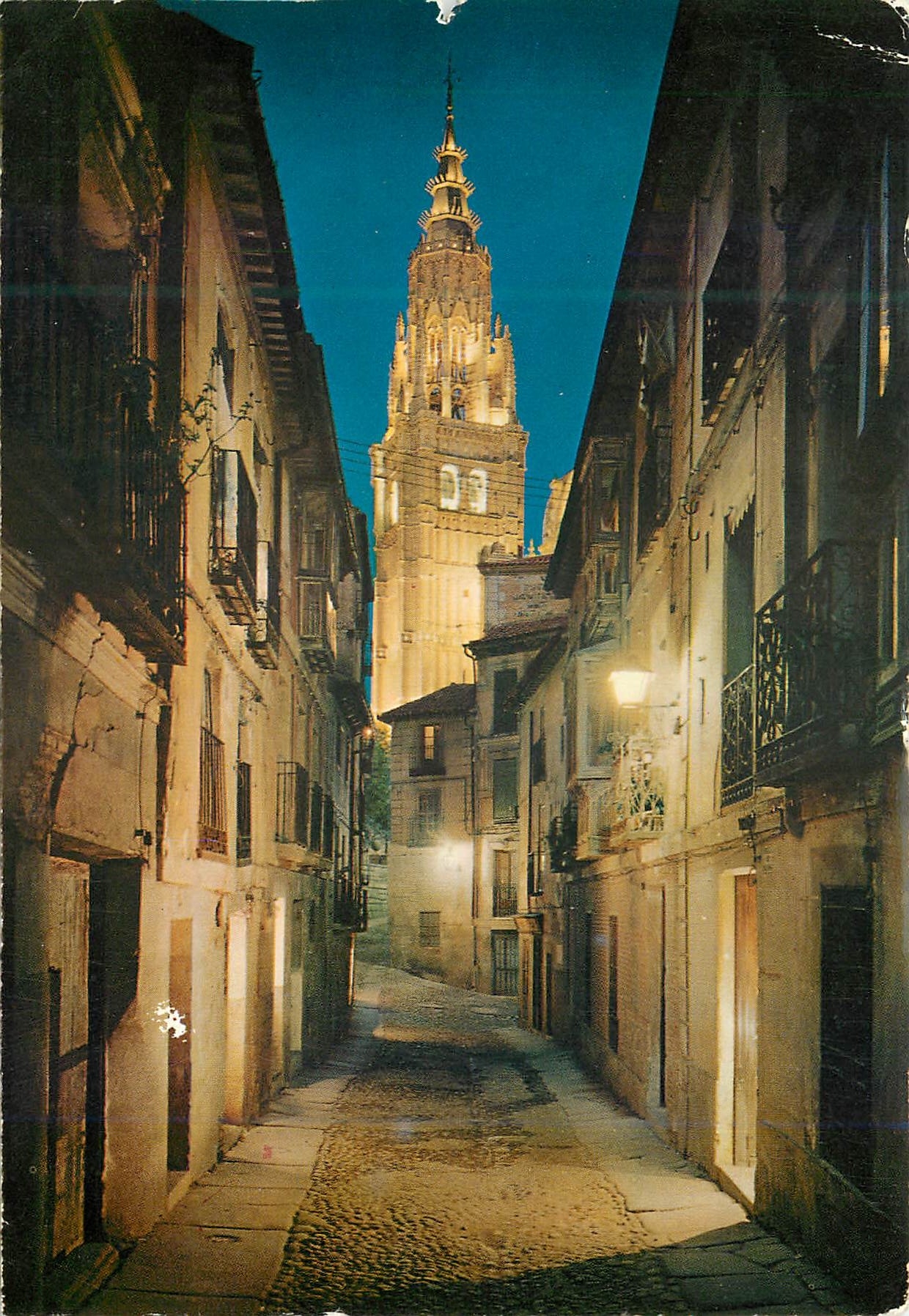 CPM Toledo Rue Typique et tour de la Cathedrale