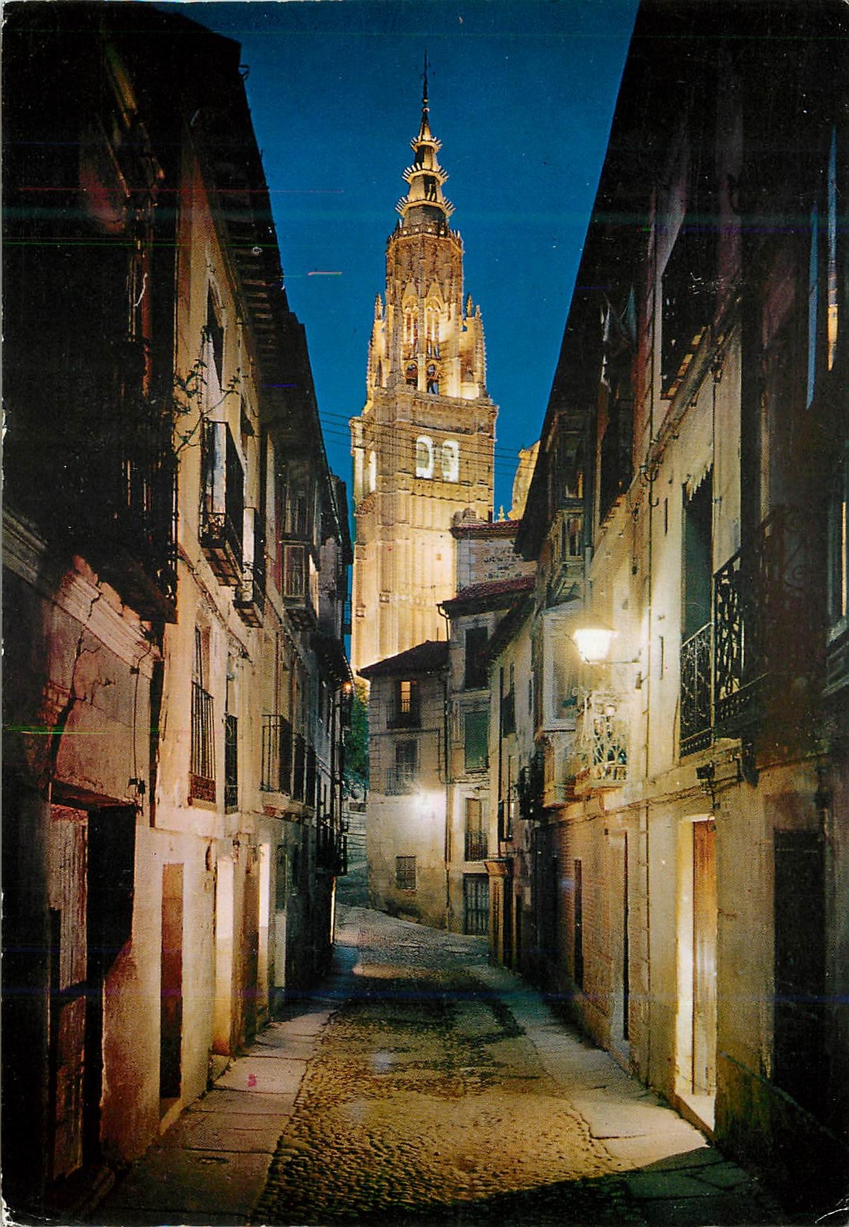 CPM Toledo Rue typique et tour de la Cathedrale