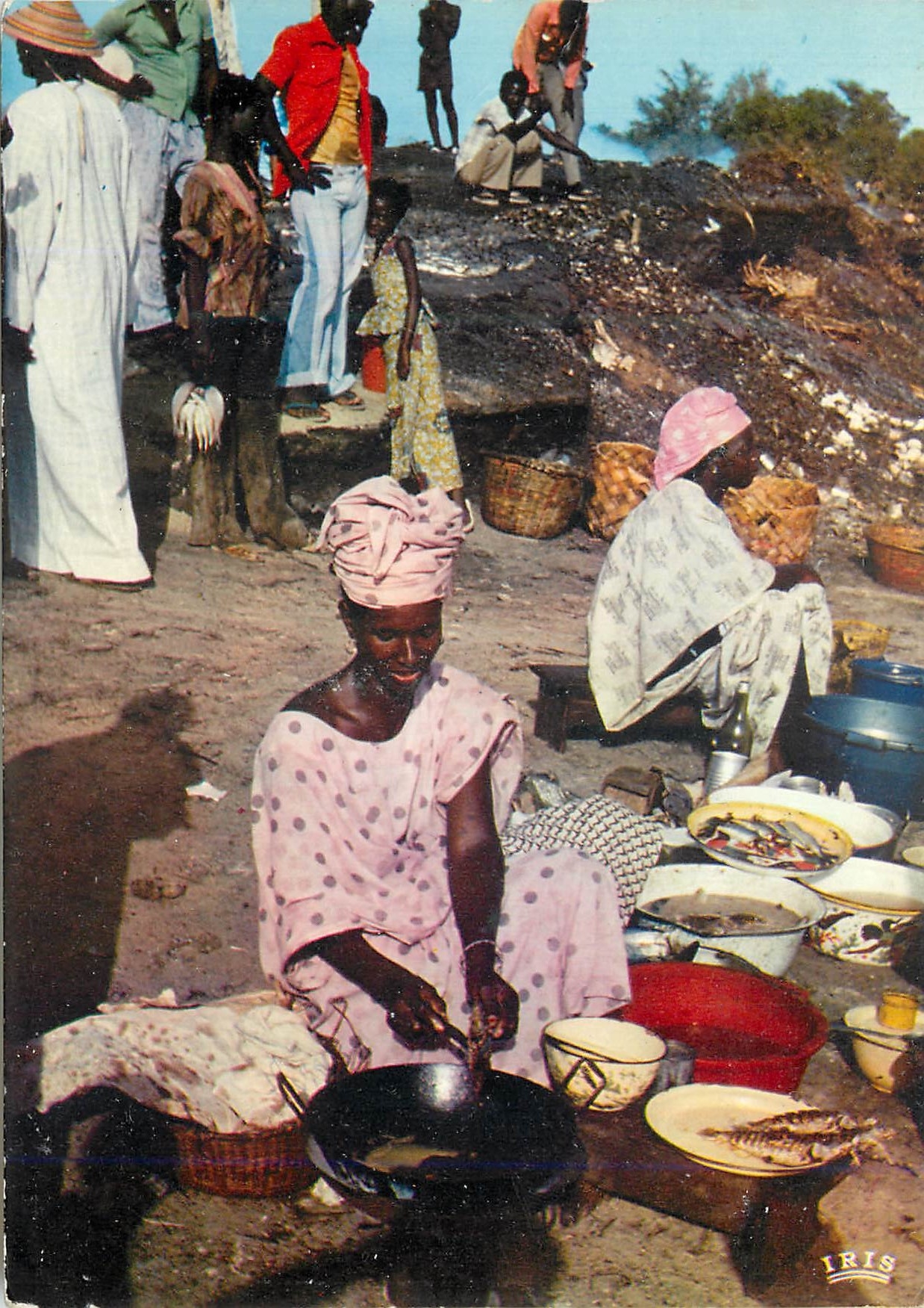 CPM Senegal Marchandes de poissons frits sur la plage