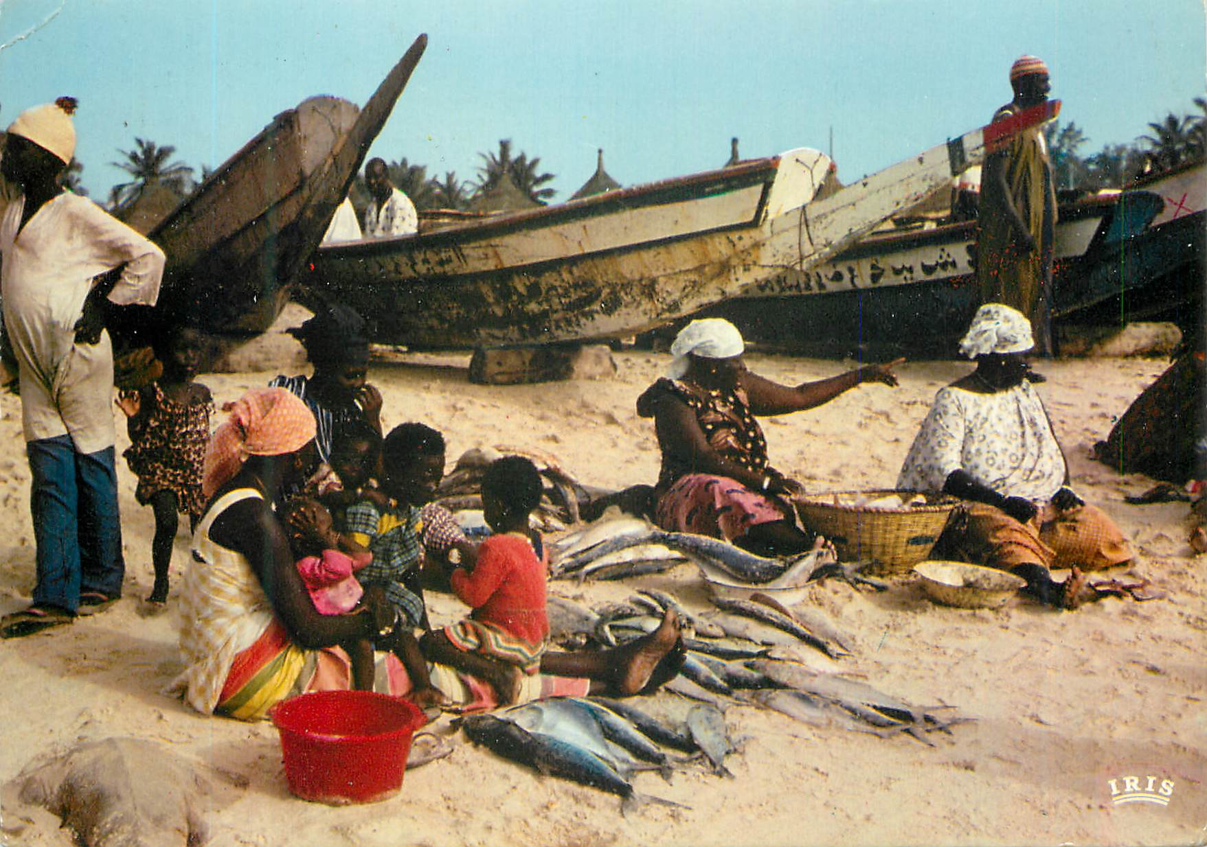 CPM Senegal Marchandes de poissons Bateau