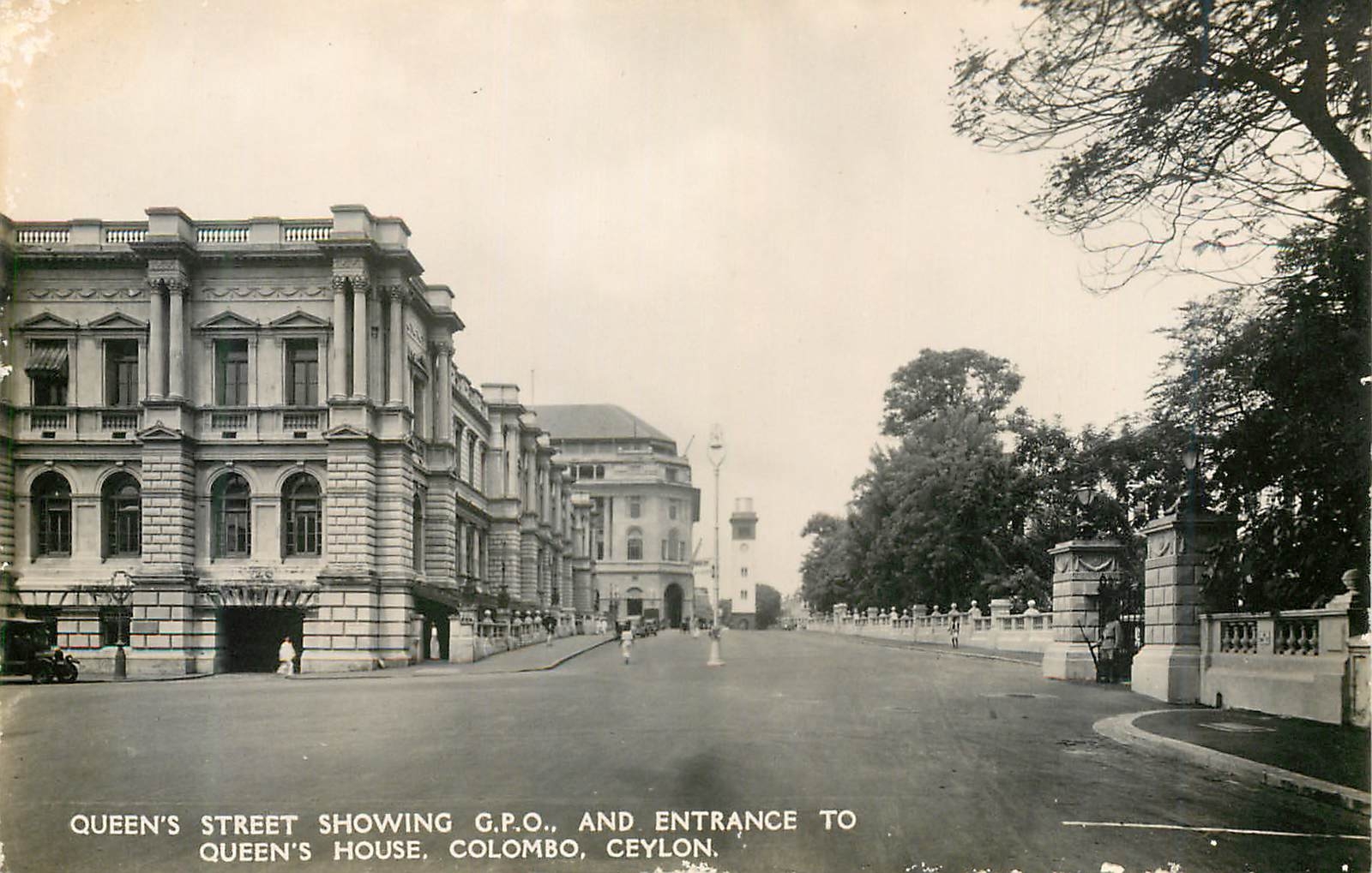Queen's Street mit dem G.P.O. und dem Eingang zum Queen's House, Colombo, Ceylon — Verlag Plâté & Co. Ltd.