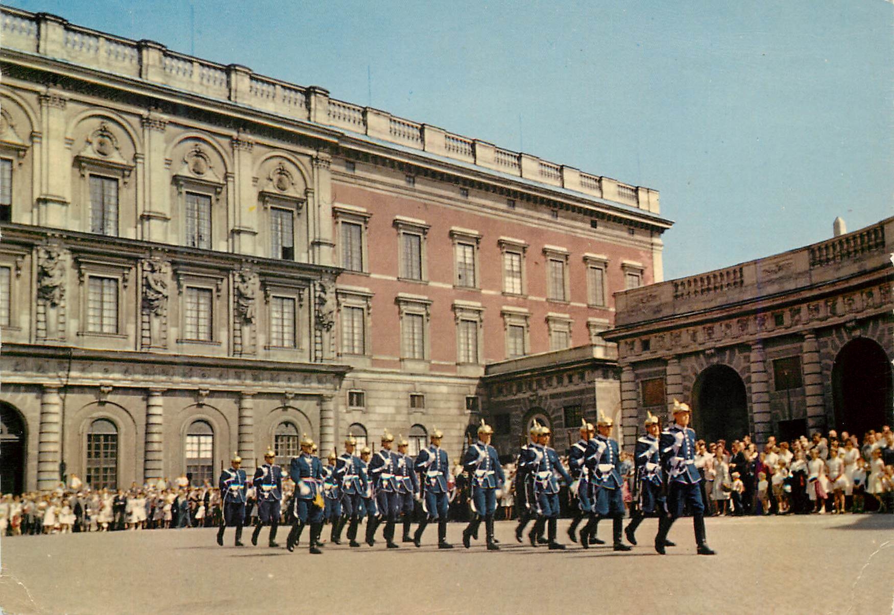 CPM Stockholm The Royal Gaurd at Castle Militaria