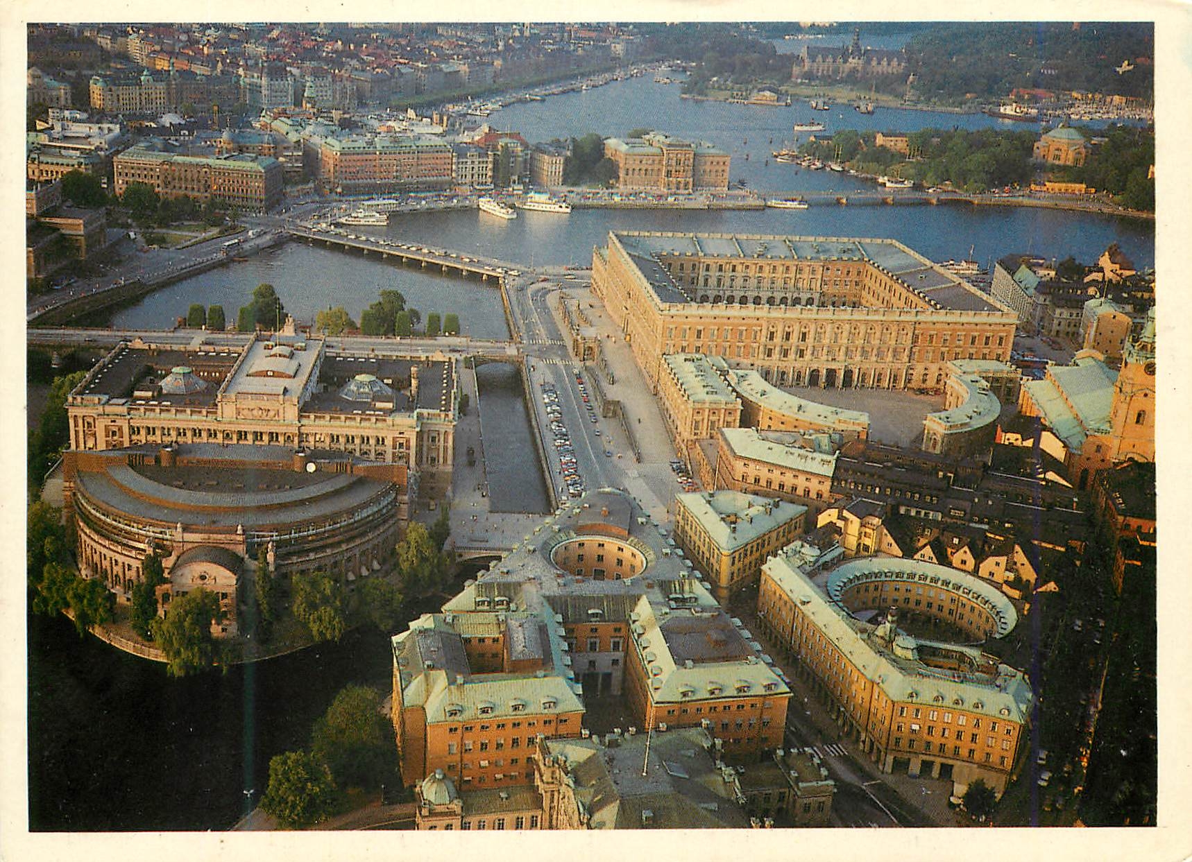 CPM Stockholm La vieille ville avec le Chateau Royal
