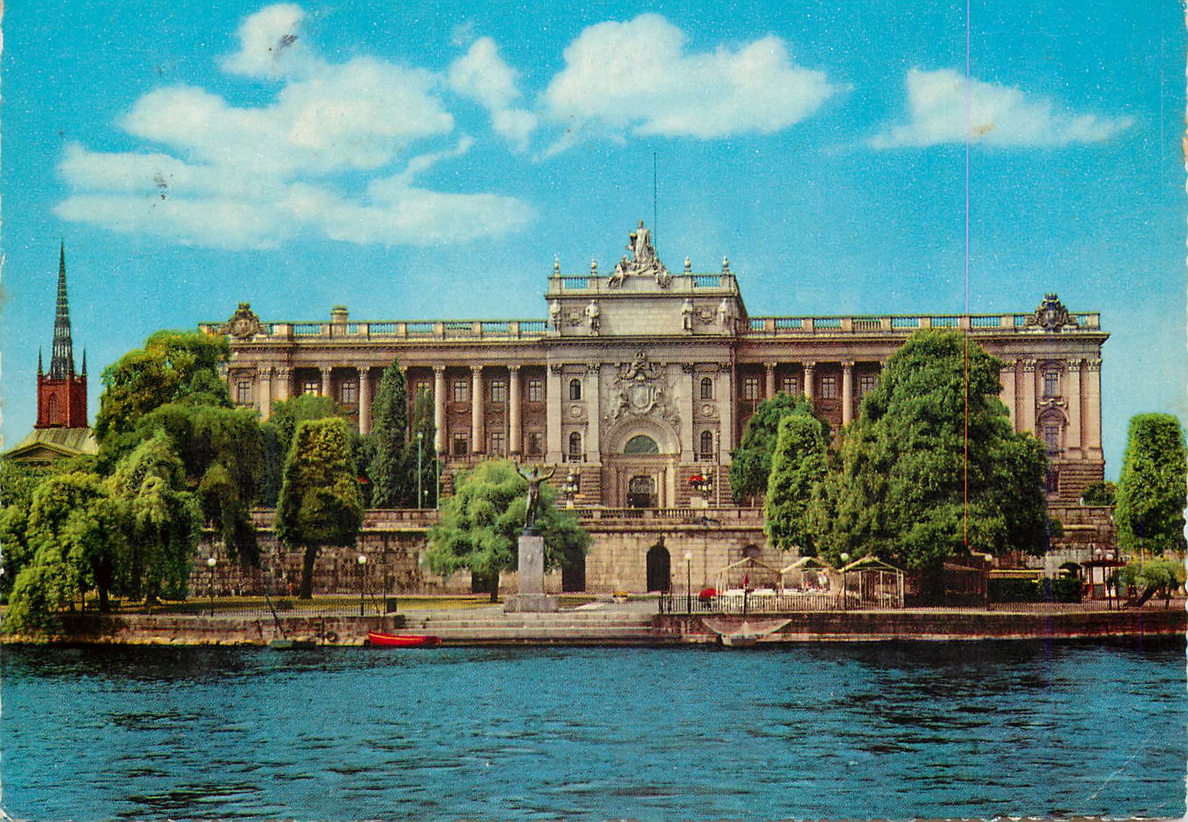 CPM Stockholm hugges of parliament