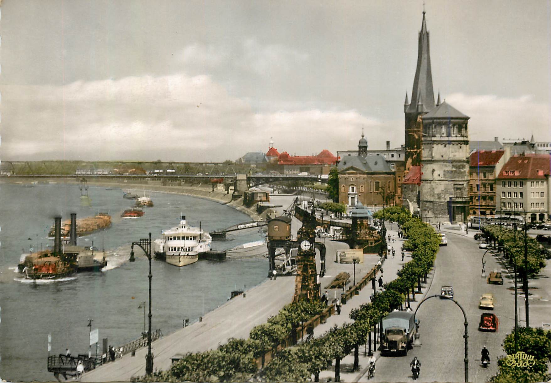 CPM Duesseldorf Rheinpartie am Rathaus Ufer