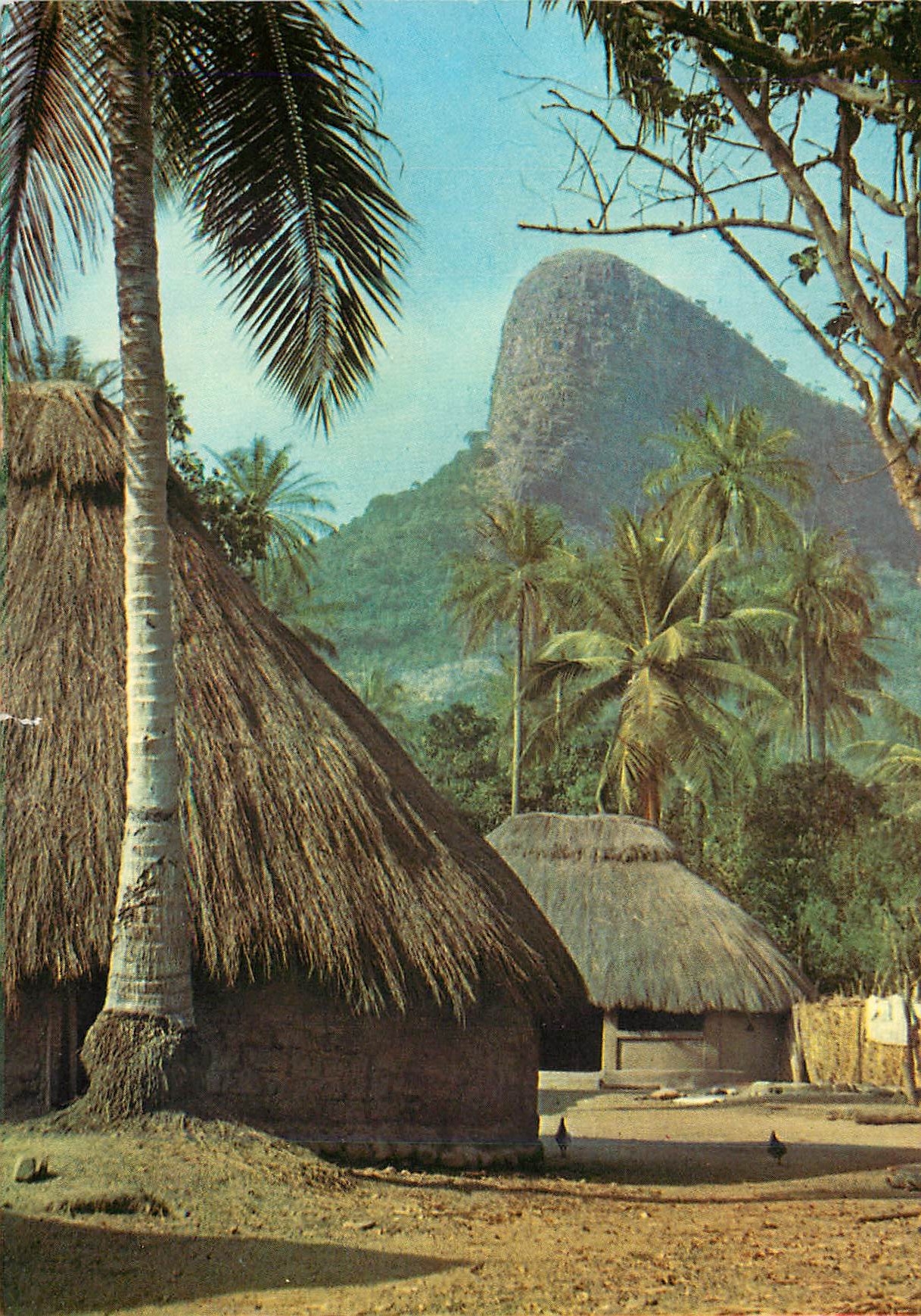 CPM Republique de Guinee Site du Kakoulima Village au pied du Mont Kakoulima