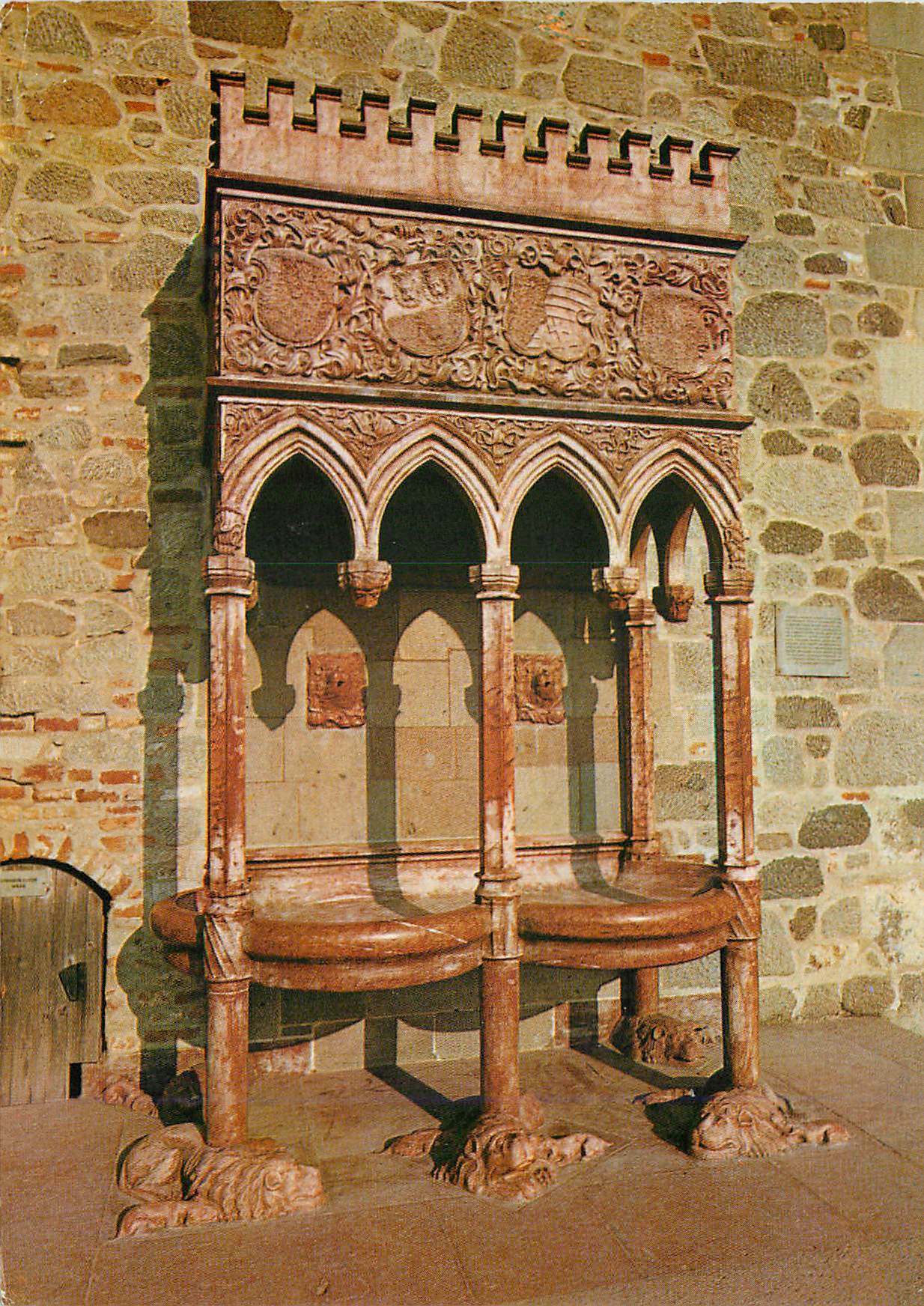 CPM King Matthias Place Wall-fountain