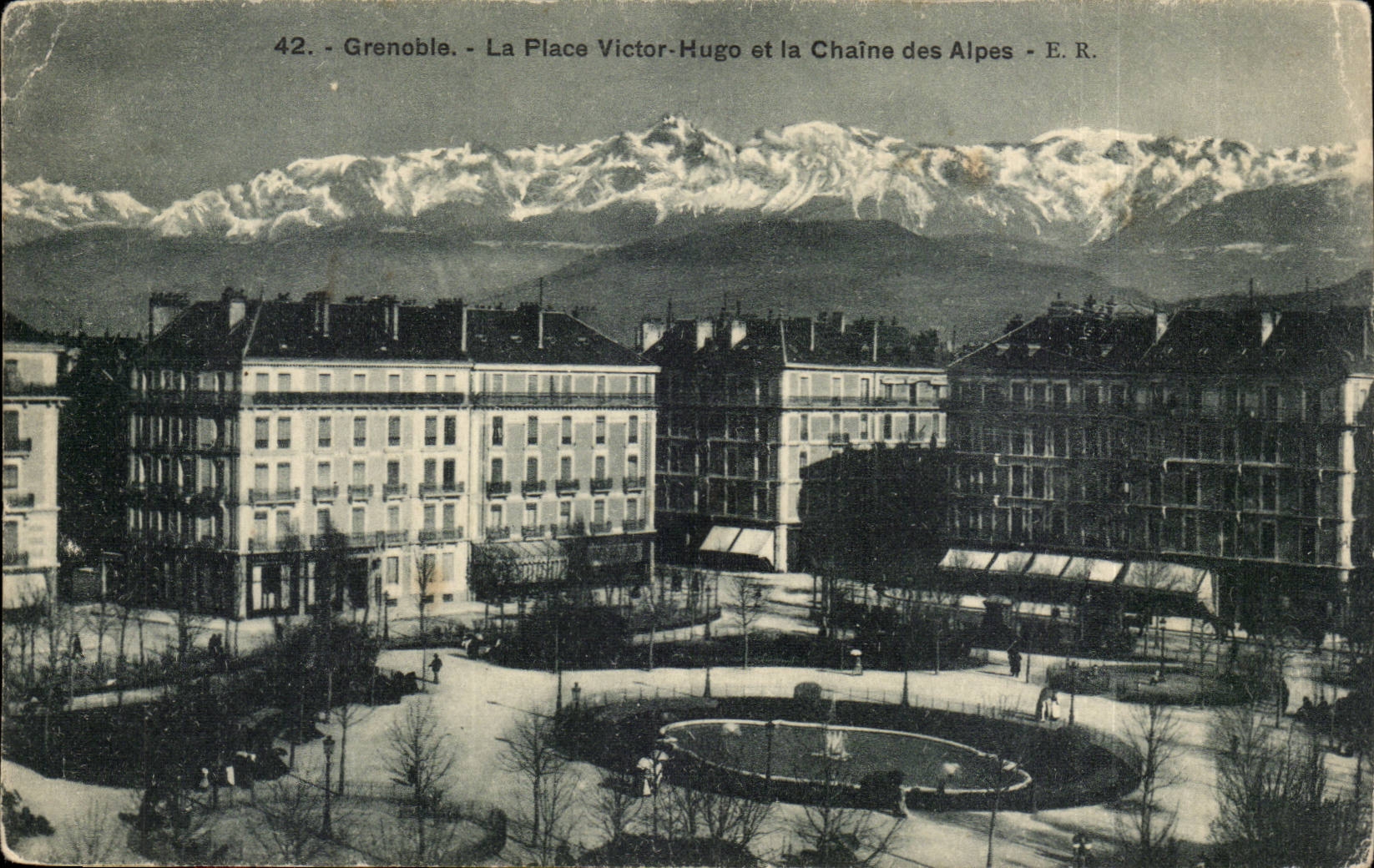 Grenoble - La Place Victor-Hugo et la Chaîne des Alpes - E.R.
