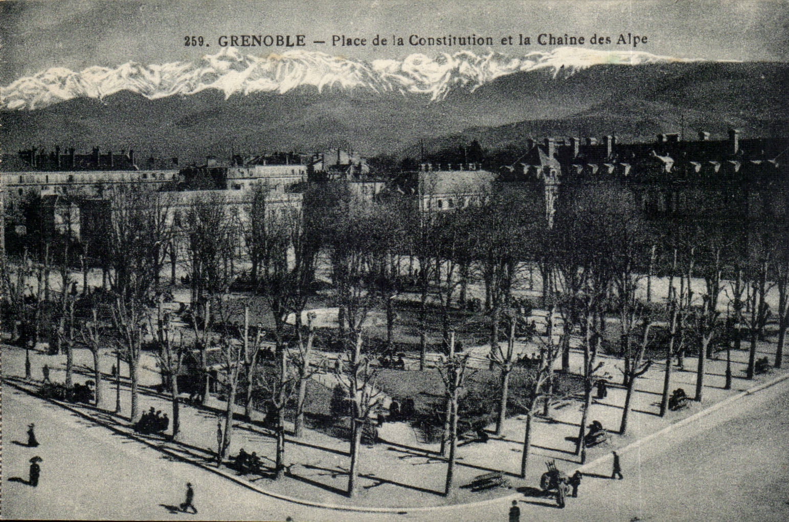 Grenoble — Place de la Constitution et la Chaîne des Alpes — P. Gaude, phot. édit.