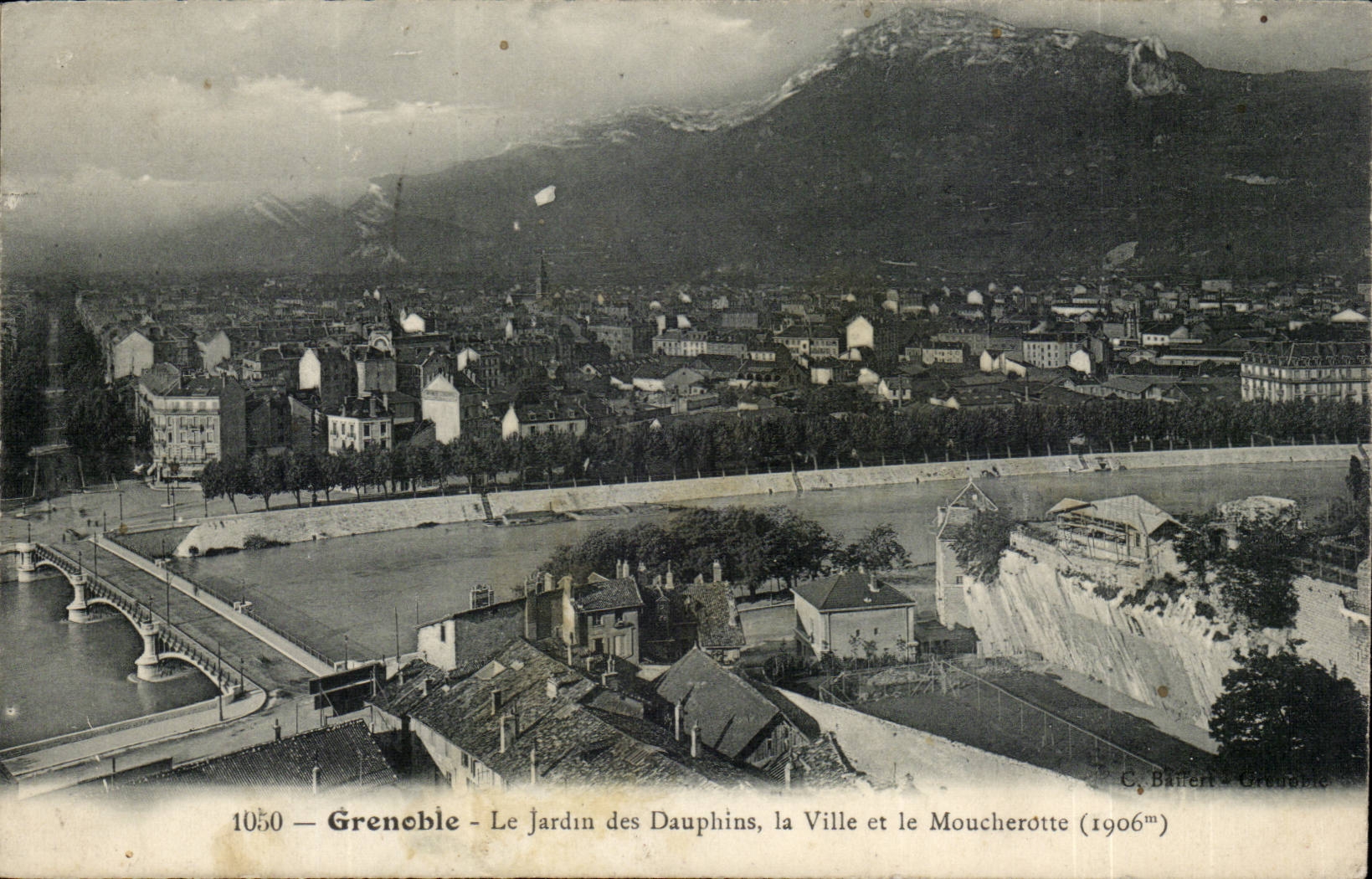 Grenoble — Le Jardin des Dauphins, la Ville et le Moucherotte — C. Baniert - Gravure (1906)