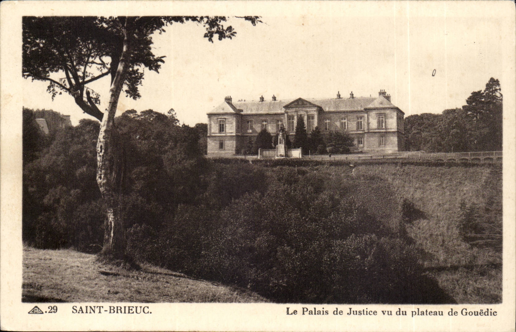 Saint-Brieuc — Le Palais de Justice vu du plateau de Gouëdic — Édit. à la Gruière, Maison Marcel Robert