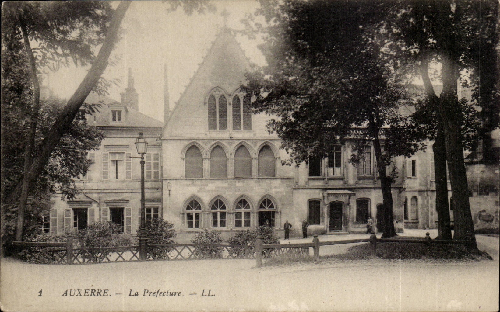 Auxerre — Die Präfektur — LL.