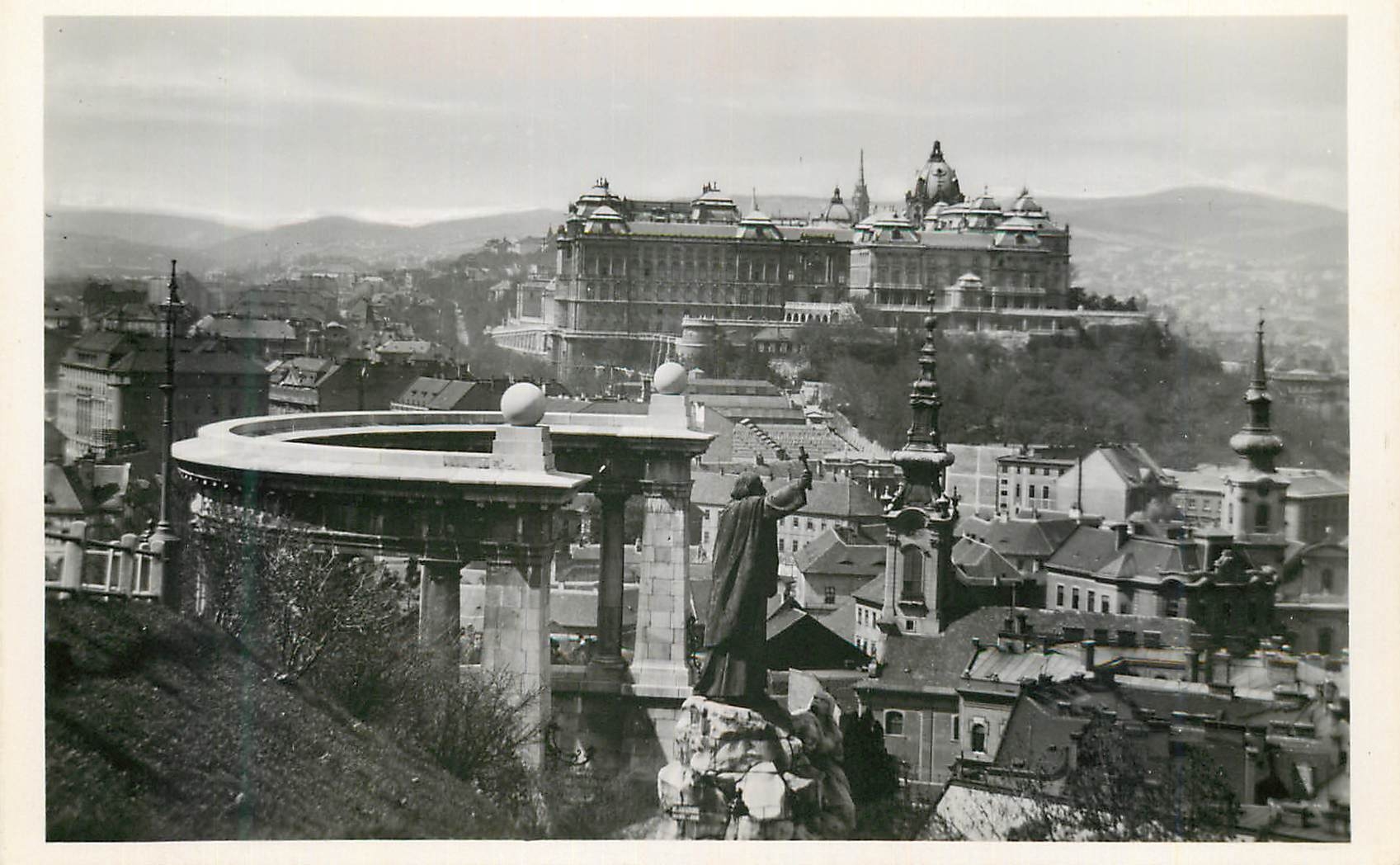 CPM Budapest monument galleri avec le chateau royal