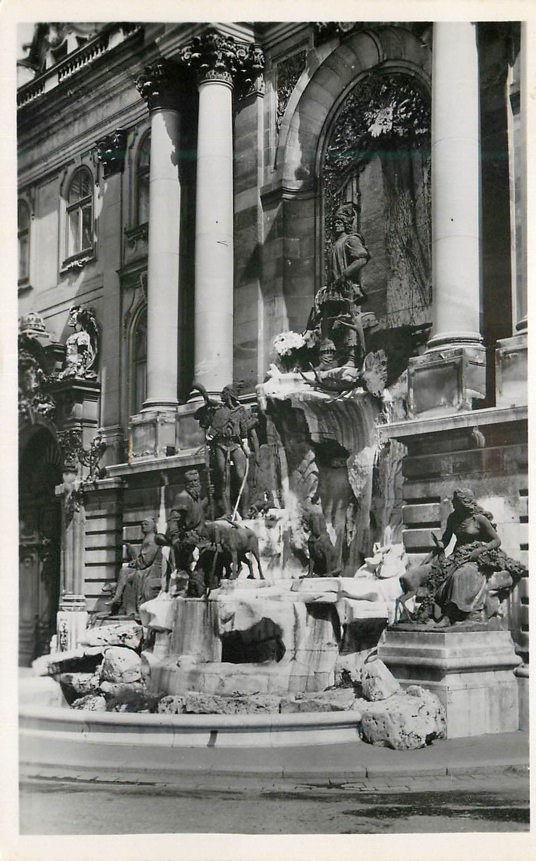 CPM Budapest fontaine mathias au chateau royal