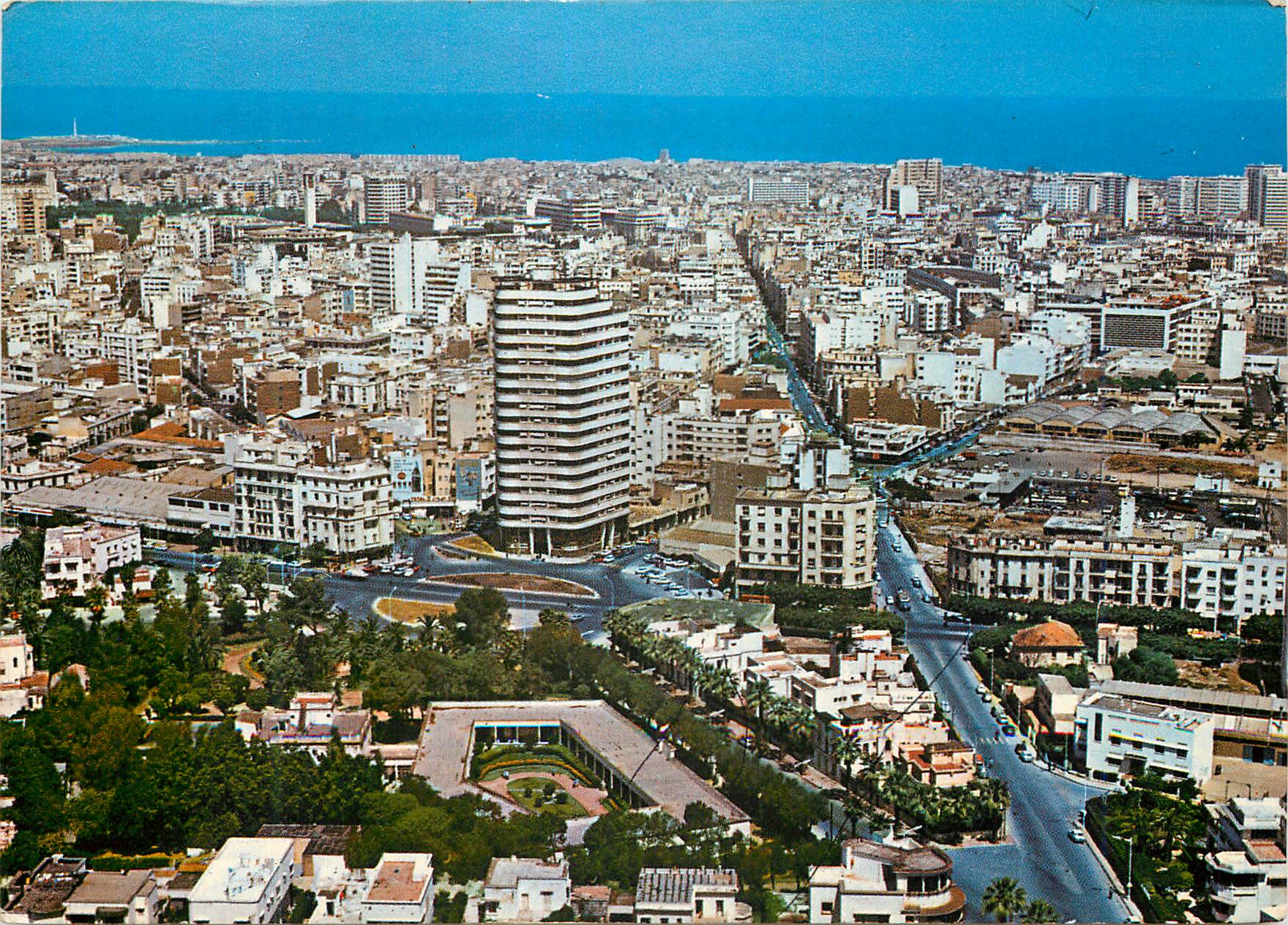 CPM Casablanca vue aerienne au centre l'immeuble liberte