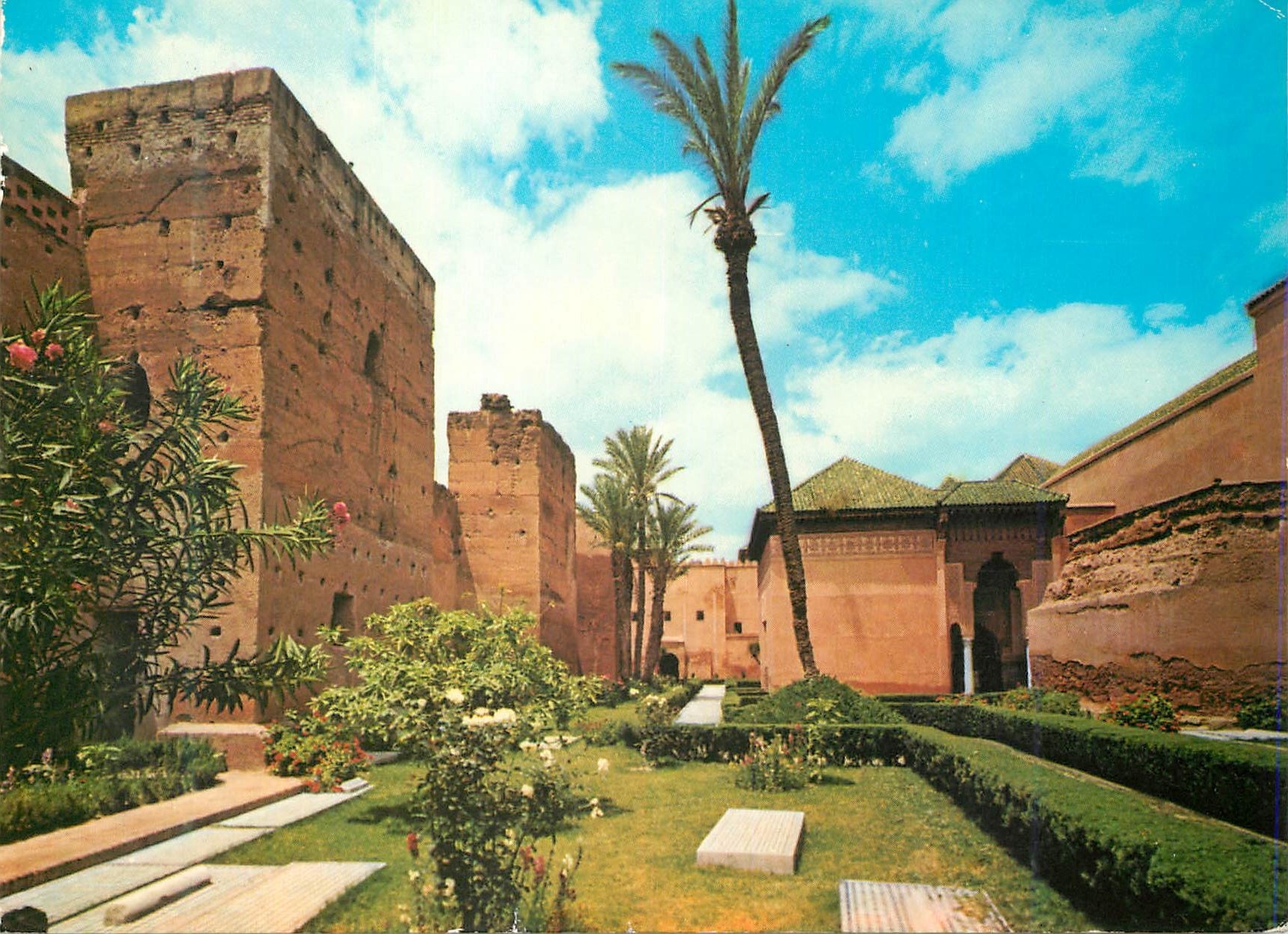 CPM Marrakech Les Tombeaux Saadiens et les jardins