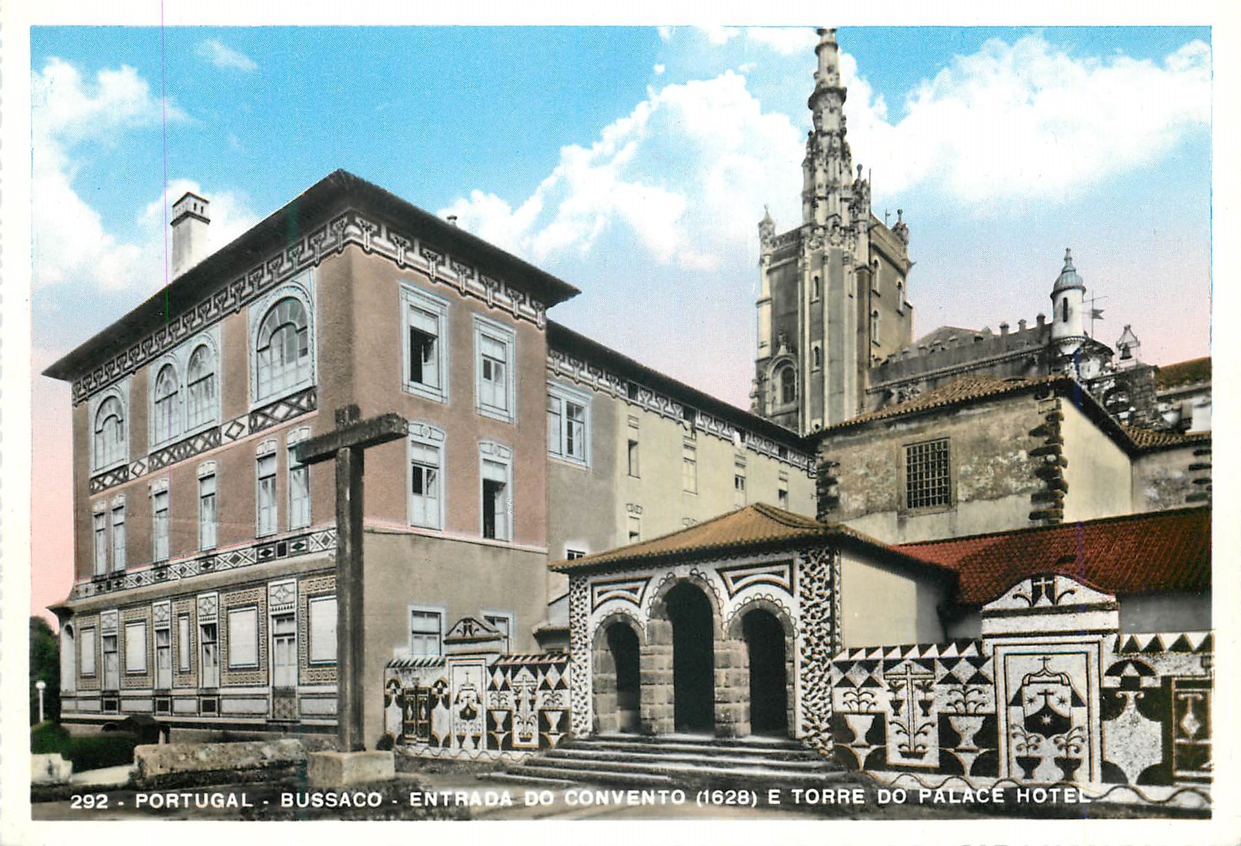 CPM Portugal Bussaco Entrada do Convento (1628) et Torre do Palace Hotel