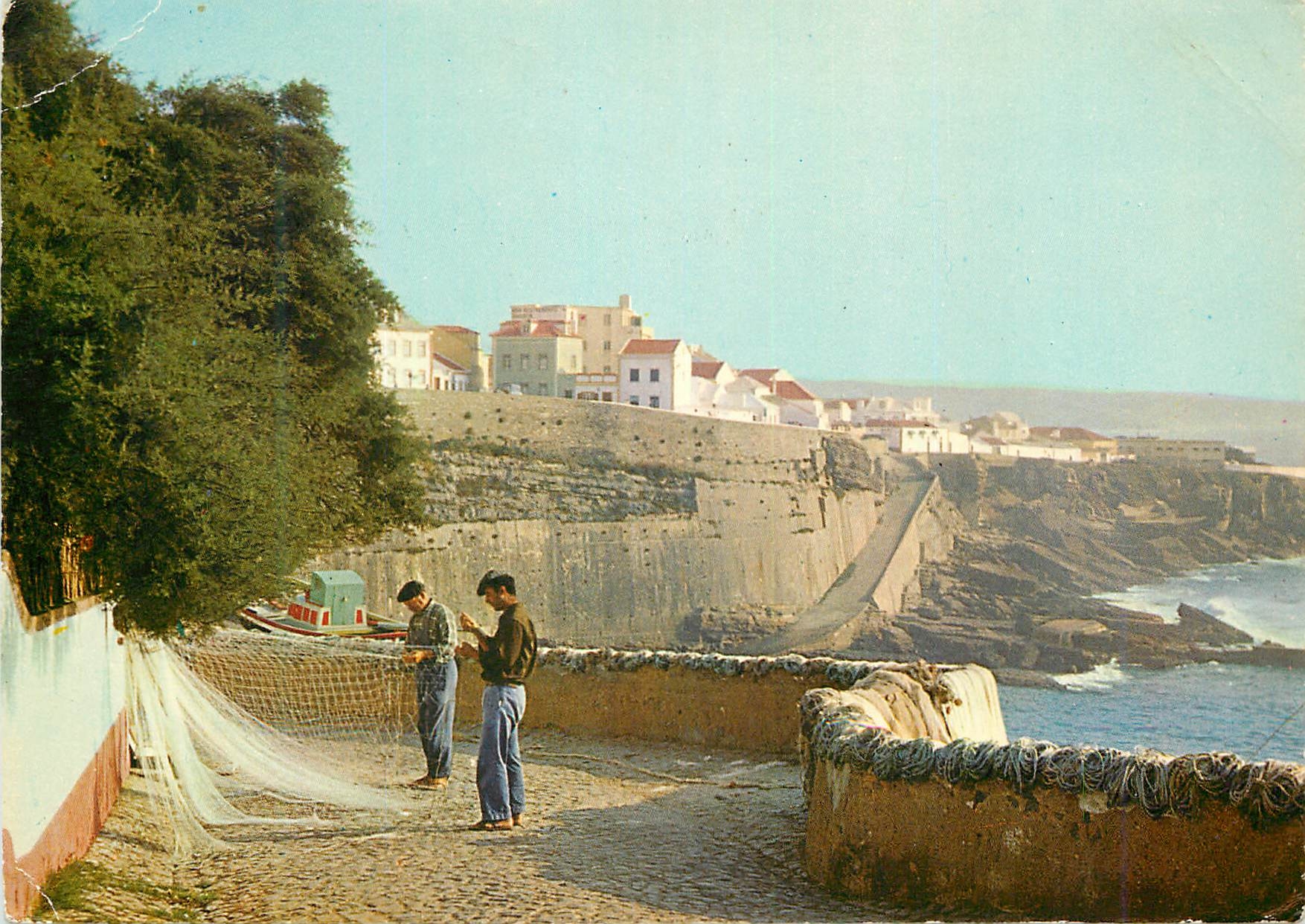 CPM Portugal Ericeira Pecheurs raccommodant leurs filets