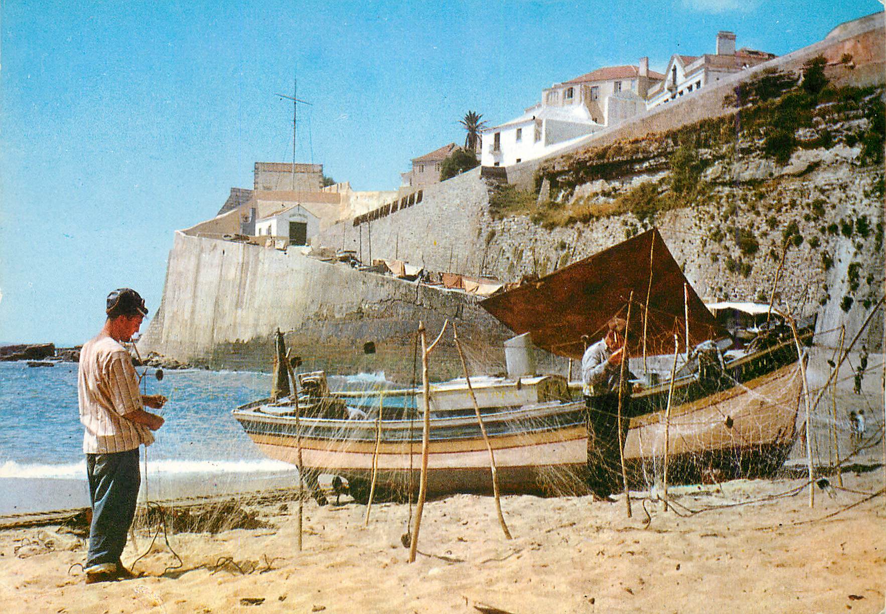 CPM Portugal Ericeira Les pecheurs raccommodant leurs filets