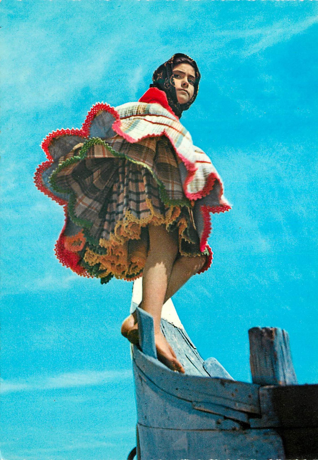 CPM Portugal Nazare Jeune fille portant les sept jupes (regional)