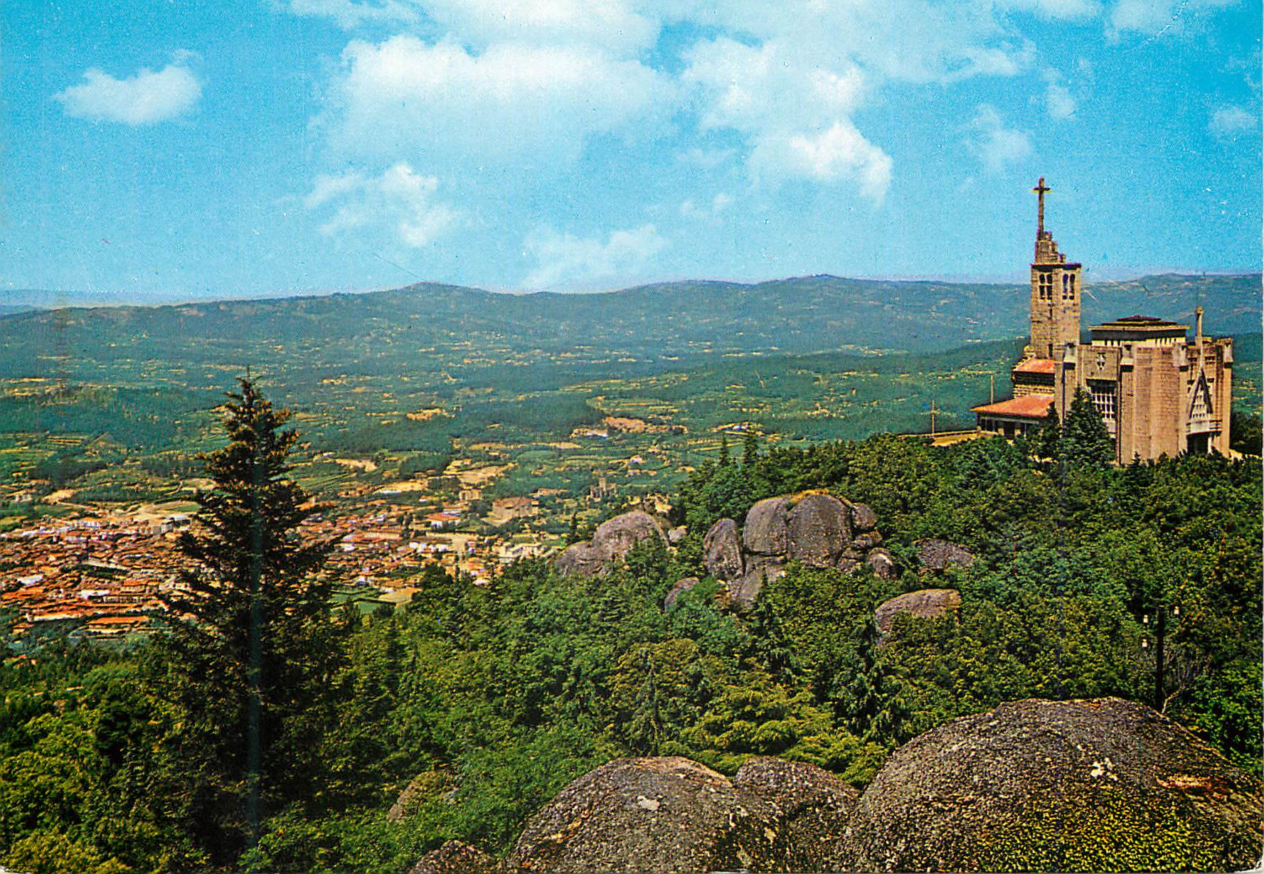CPM Portugal Guimaraes Santuaire du Rocher (la cite au fond)