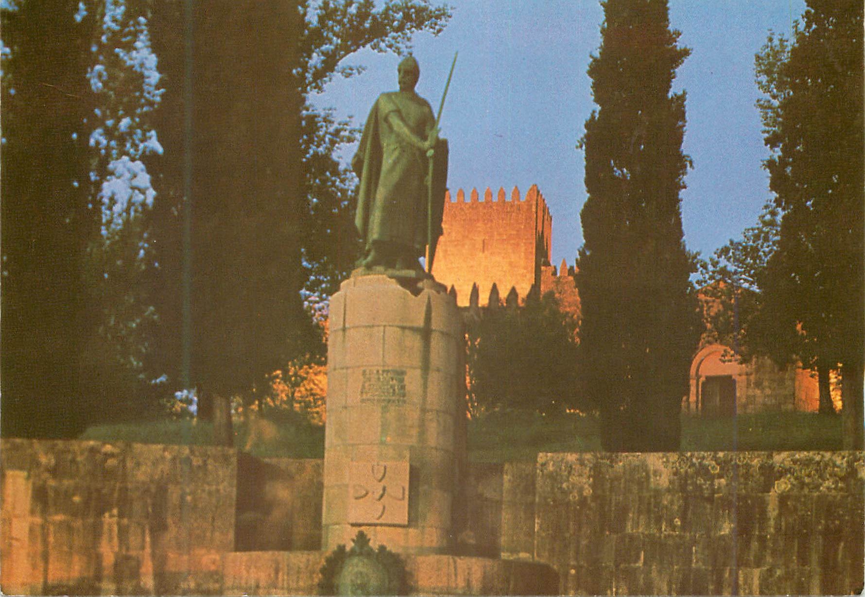 CPM Portugal Guimaraes Monument a D Alfonso Henriques et Chateau
