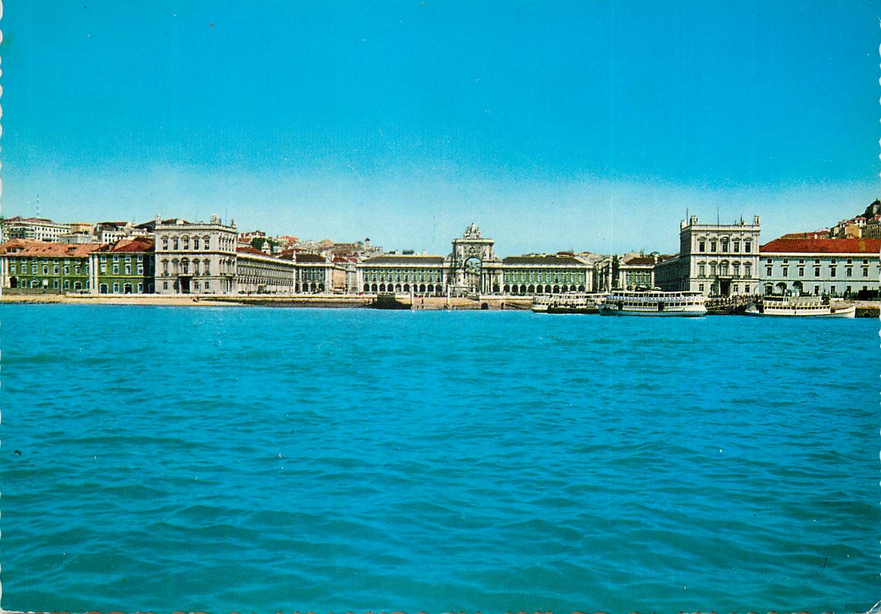 CPM Lisboa Place du Commerce vue du fleuve Tage
