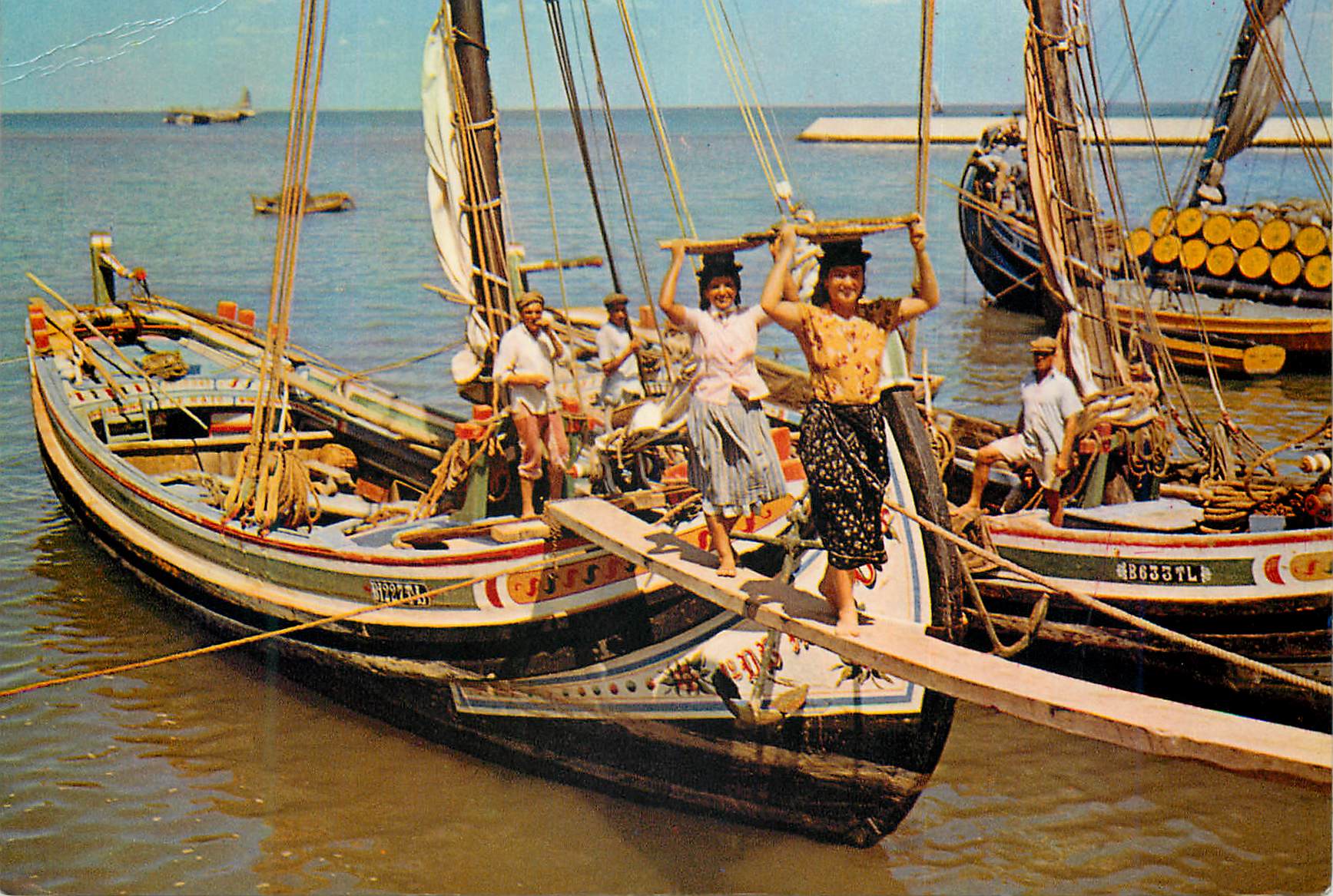 CPM Lisboa Loading of local craft on the Tagus Bateaux