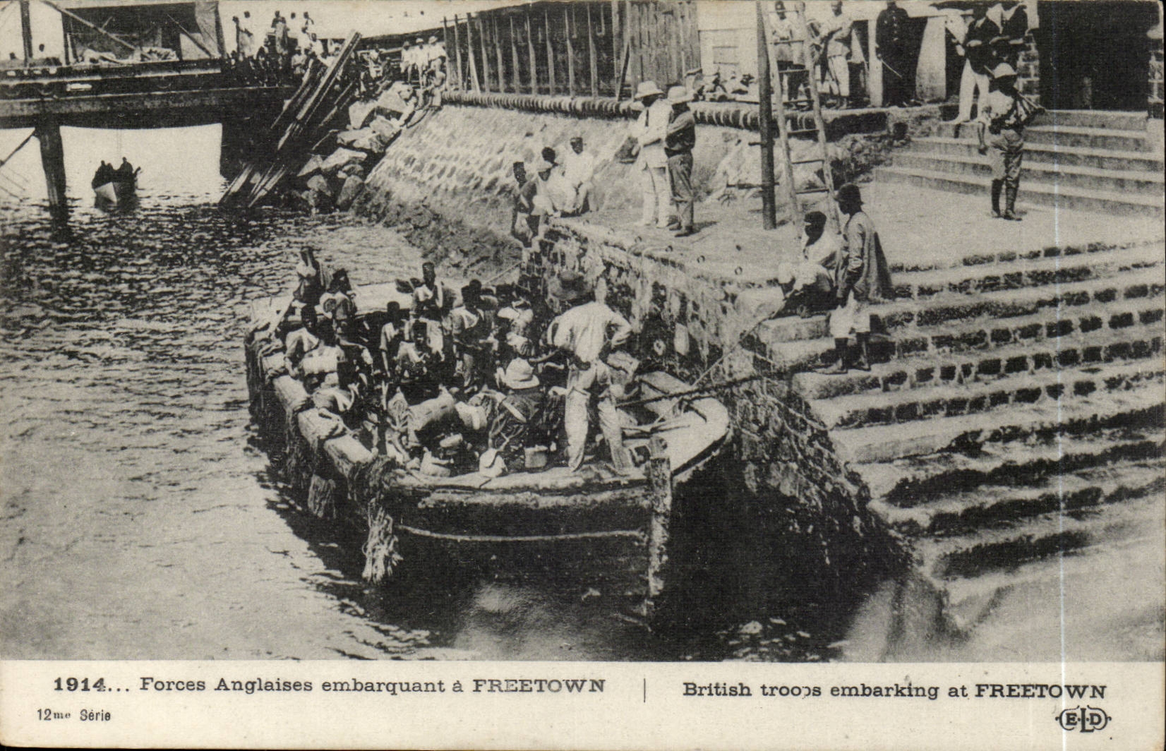 CPA Forces anglaises embarquant a Freetown British troops Militaria