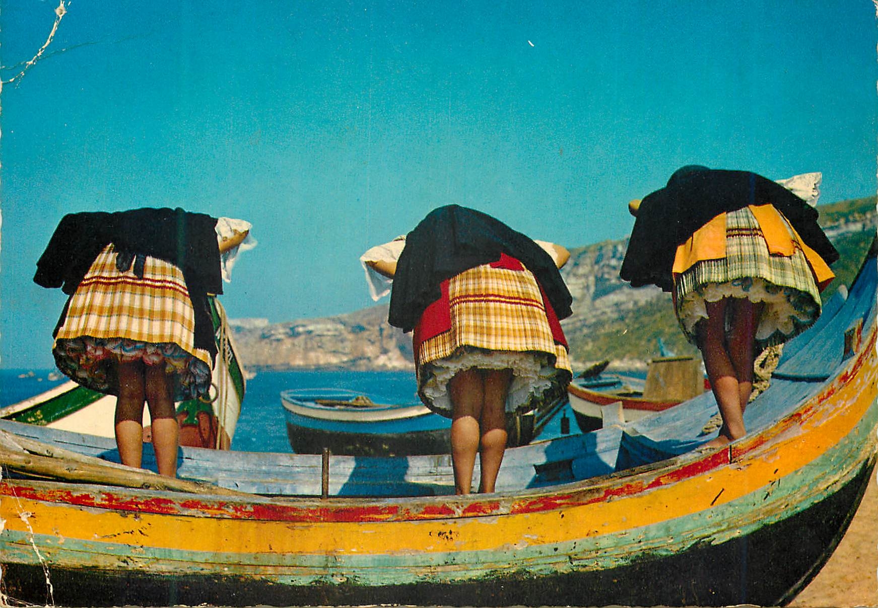 CPM 252 nazare portugal sautant les bateaux